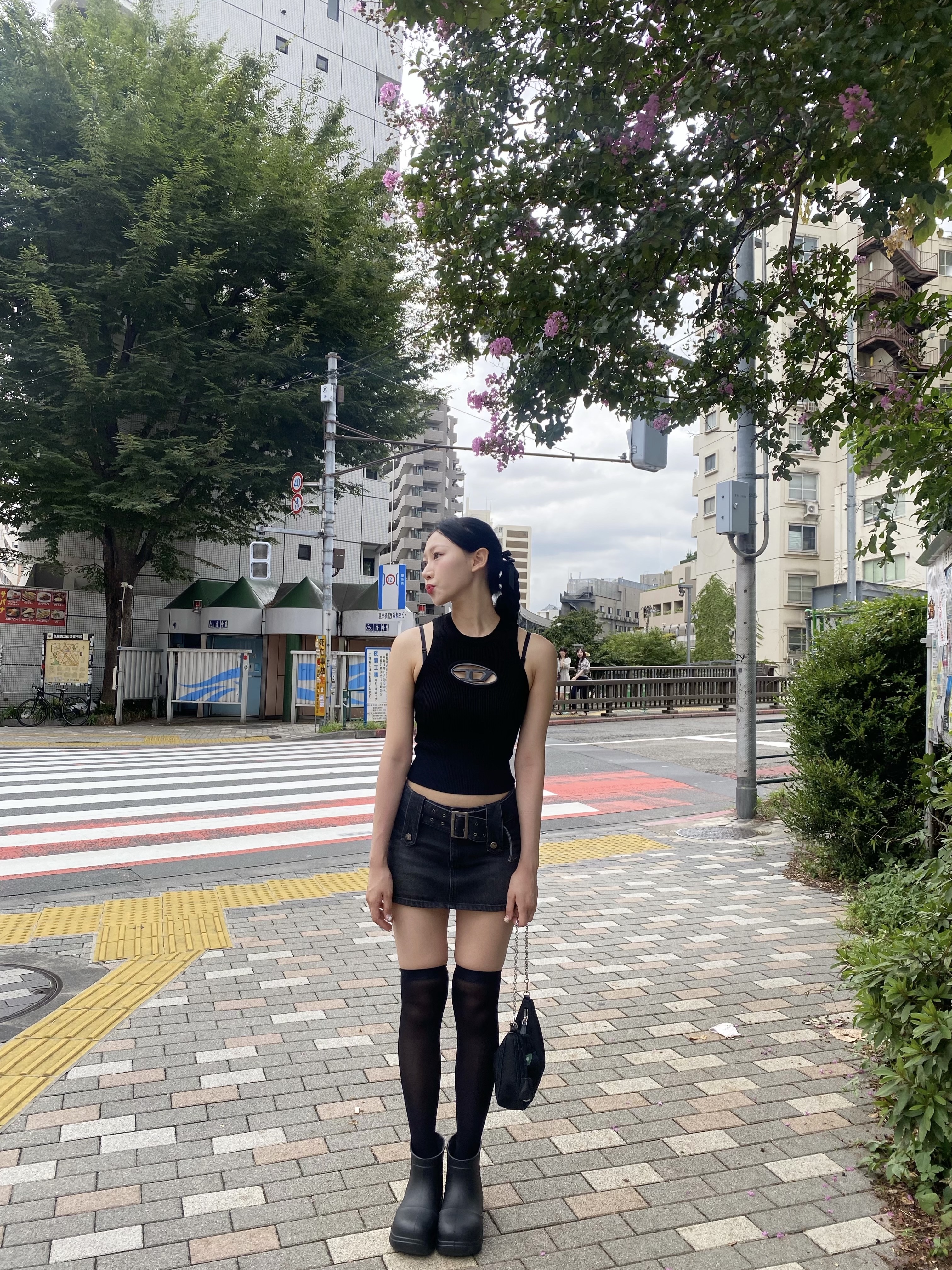 (W) Diesel M-Onerva-Top Cut-Out Knit Top with Logo Plaque Black Black, Prada Re-Edition 2005 Re-Nylon Shoulder Bag Black 착용 스타일 - 4