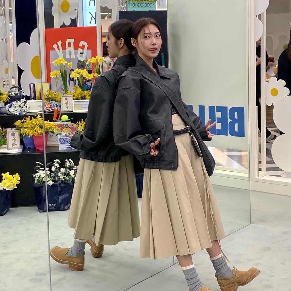 (W) Essentials Long Skirt Sand - 23SS, (W) Thom Browne Super 120 Twill Below The Knee Pleated Skirt Medium Grey 착용 스타일 - 3