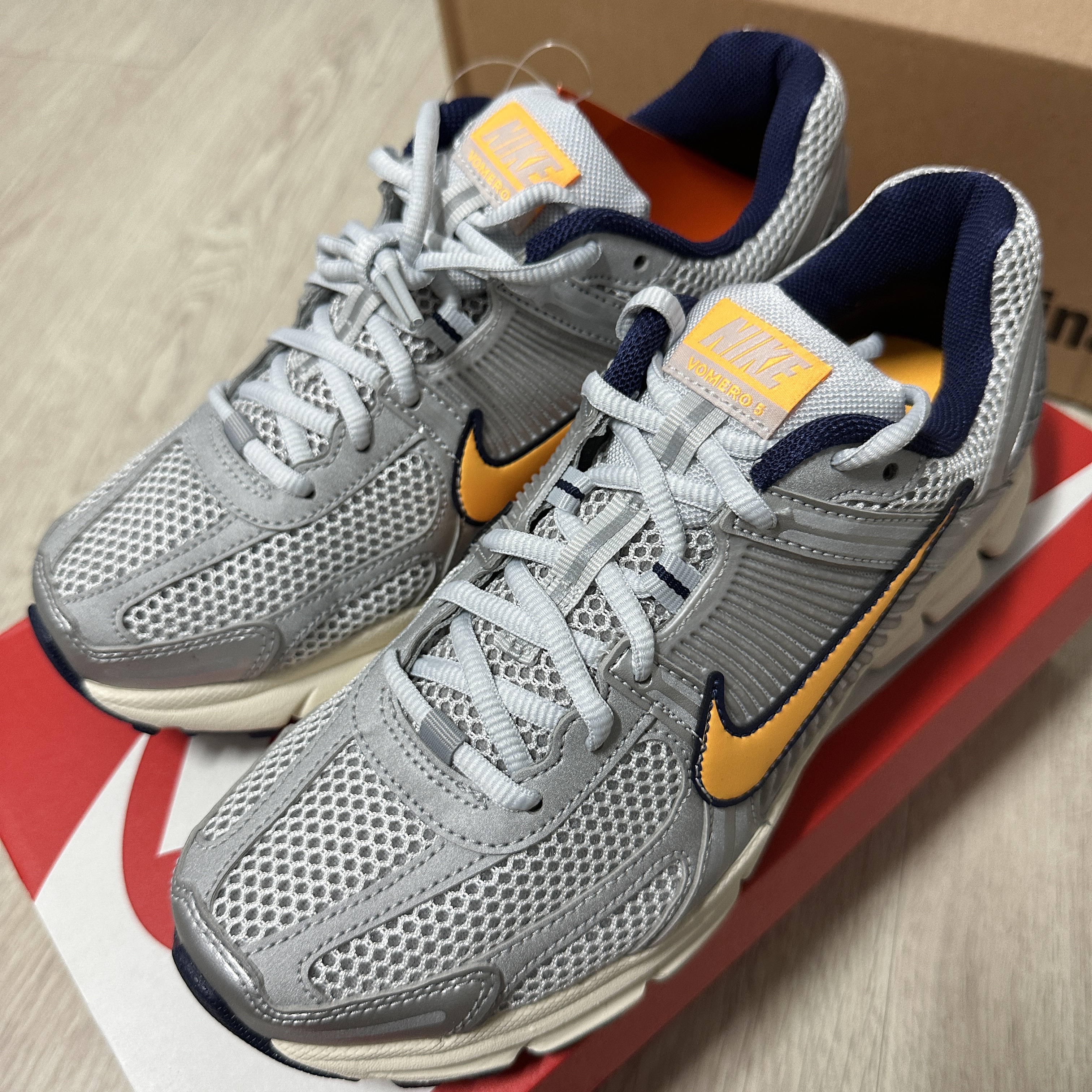 Nike Zoom Vomero 5 Pure Platinum and Laser Orange 착용 스타일