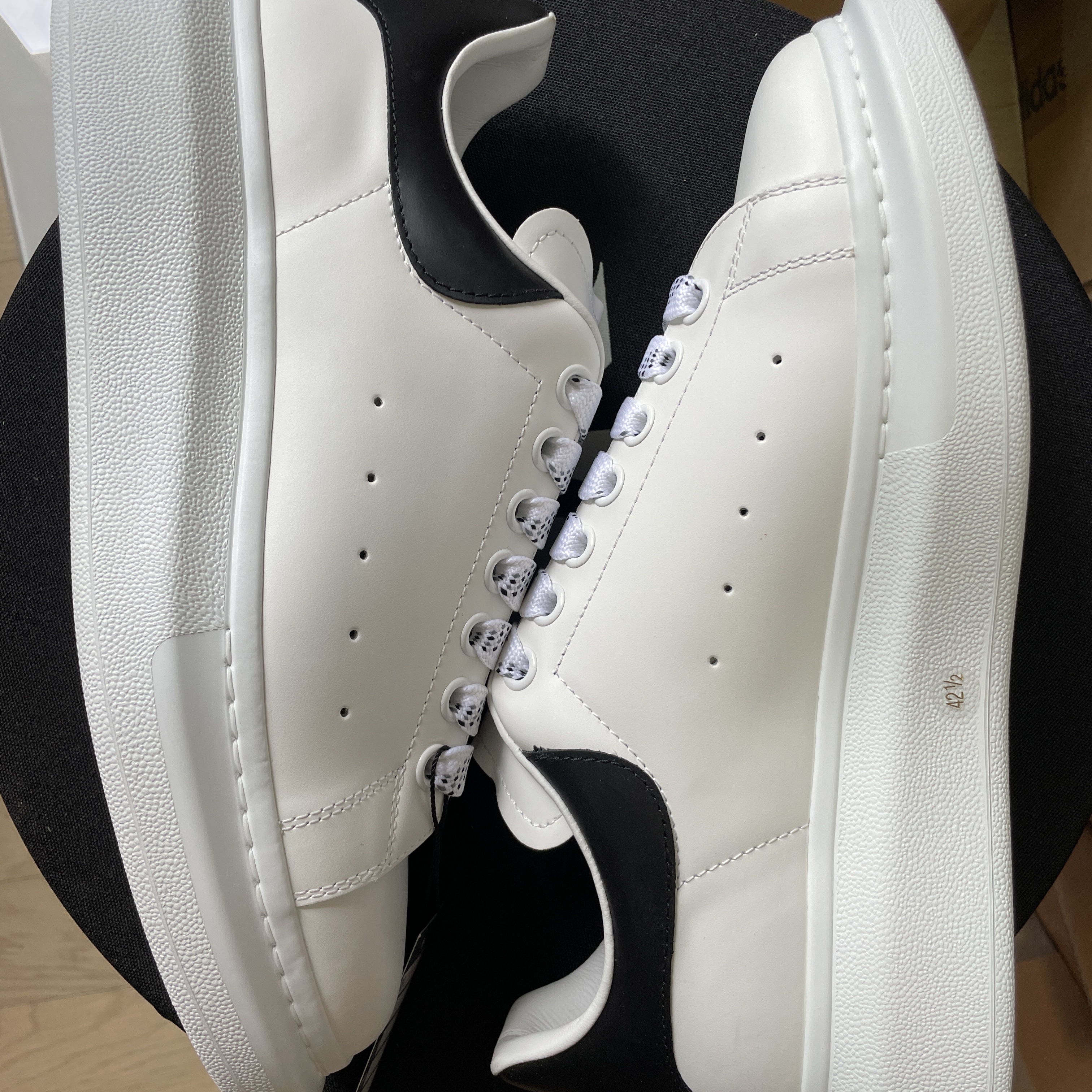 Keen Jasper Rocks SP Sneakers Beige, Alexander McQueen Oversized Sneakers White Black 착용 스타일 - 2