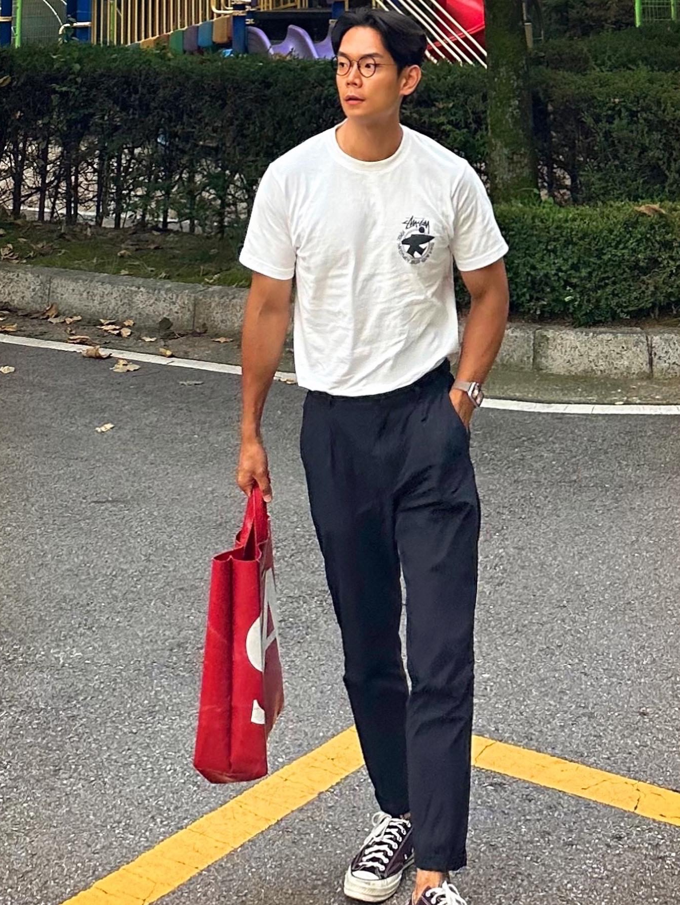 Stussy x Our Legacy Surfman Pig. Dyed T-Shirt Natural - 20FW, Converse Chuck 70 Ox Midnight Navy 착용 스타일