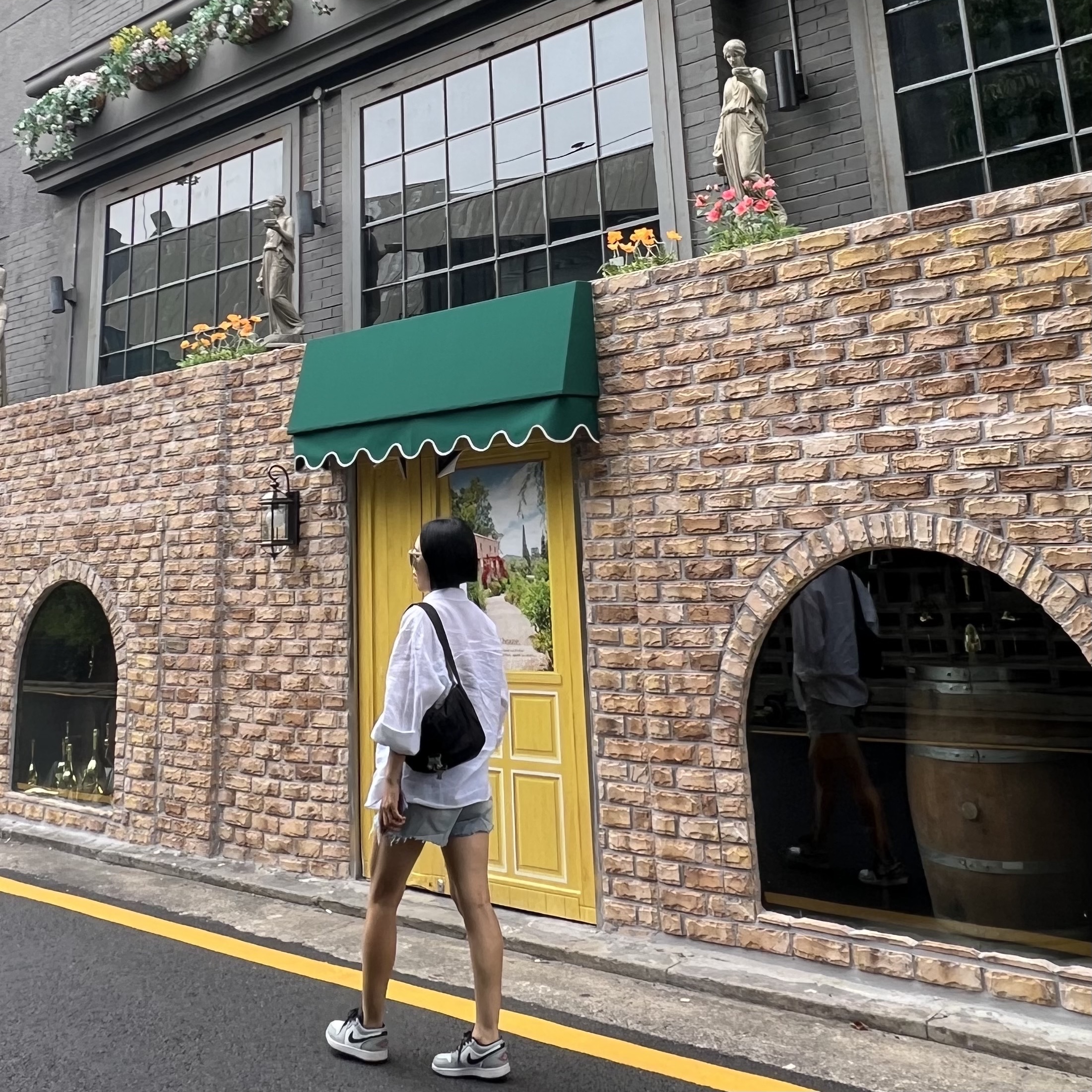 Matin Kim Buckle Bag Black 착용 스타일