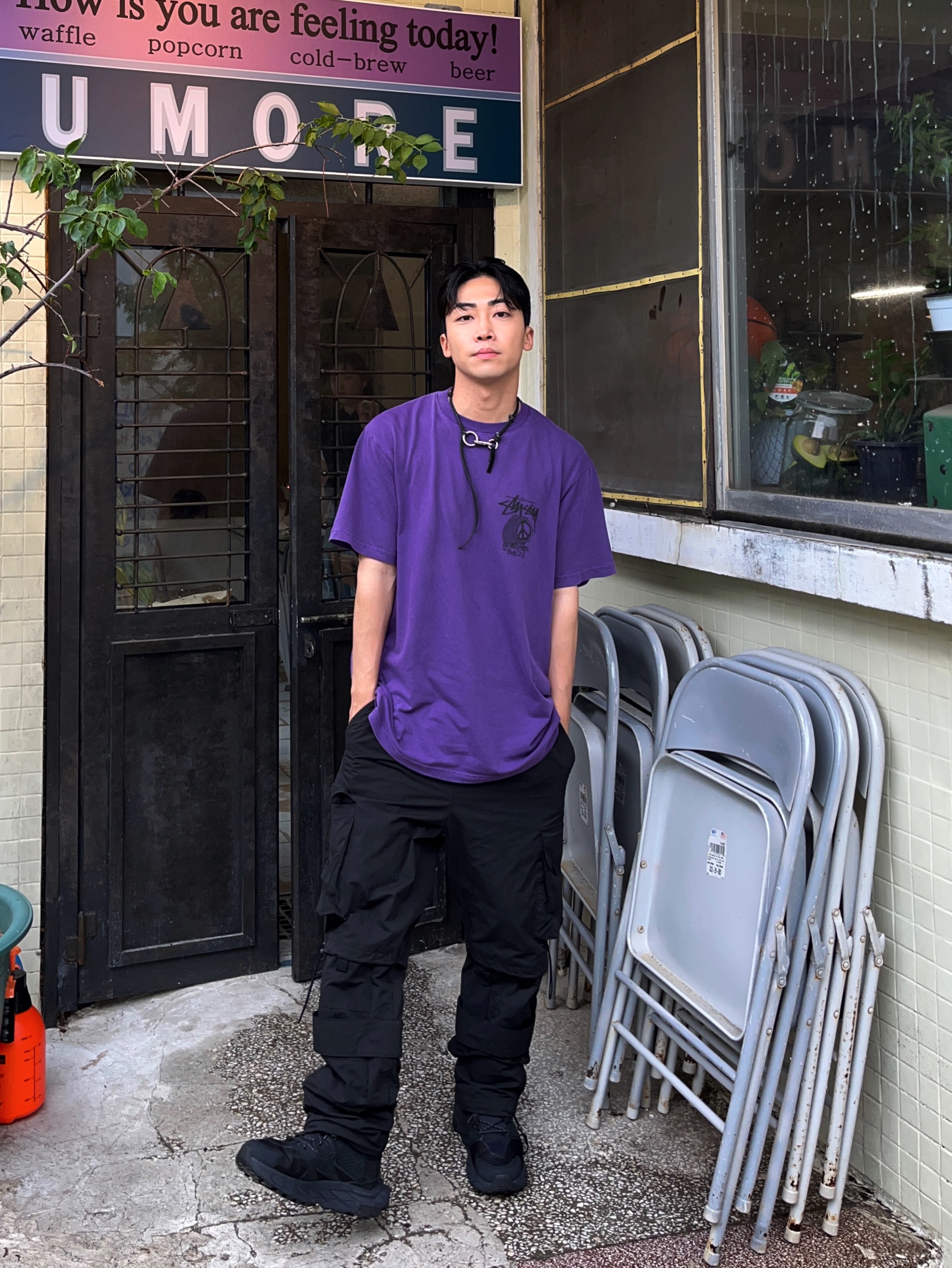 Stussy Peace Hand Pigment dyed T-Shirt Purple, Our Legacy Ladon Leather Keychain Black 착용 스타일