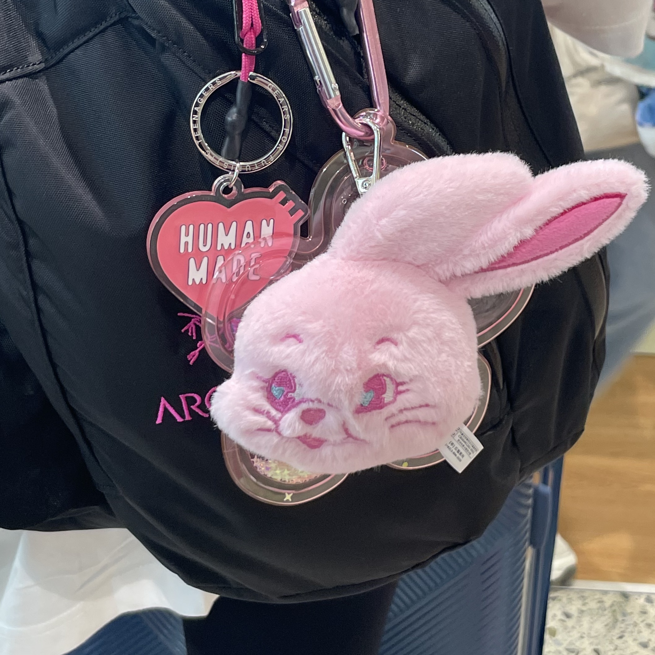 NewJeans Tokki Merchandise Fluffy Keyring Pink, Sandy Liang Jelly Keychain Pink 착용 스타일 - 2