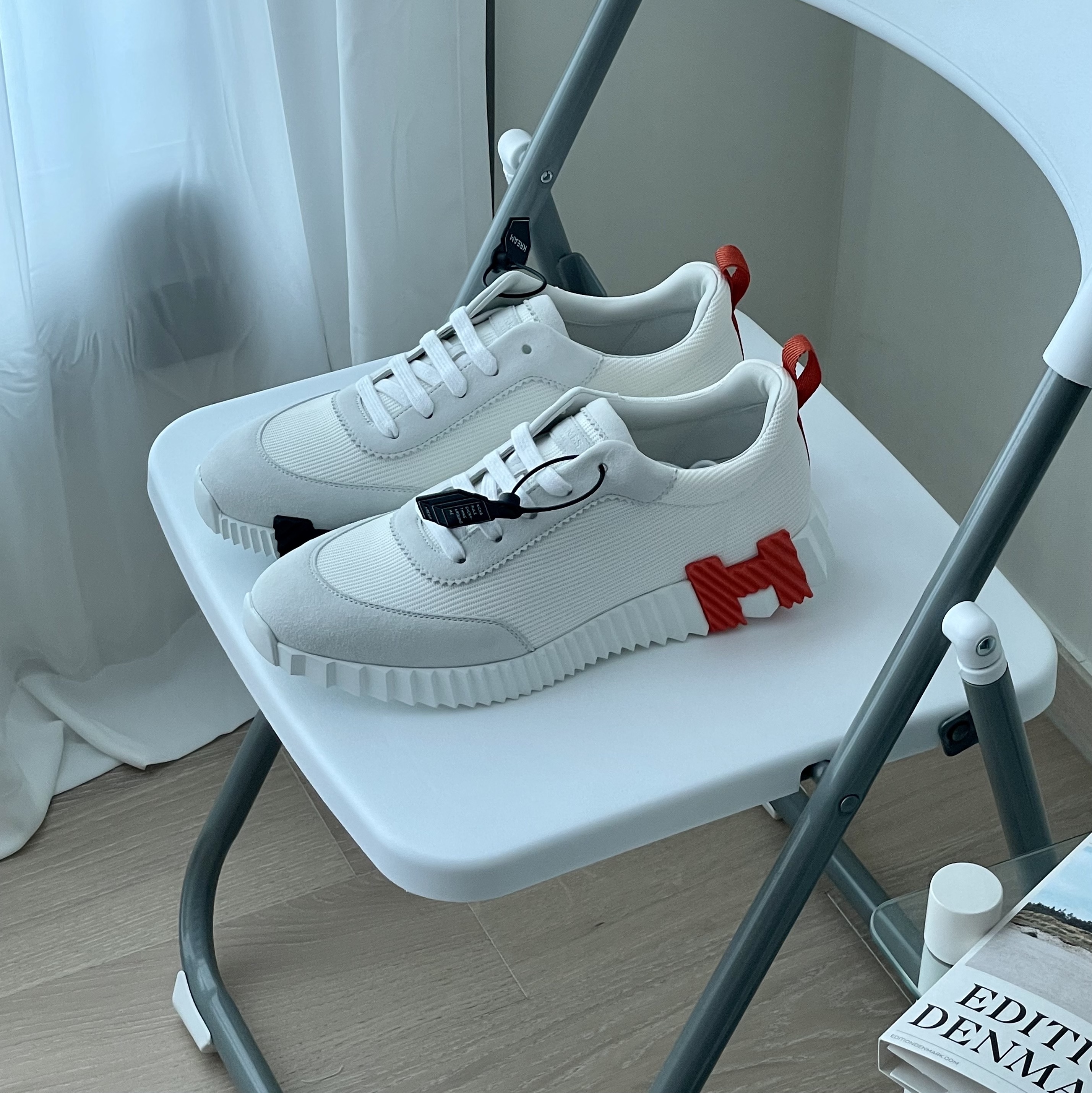 Hermes Bouncing Sneakers Mesh Suede Goatskin & Multicolore Blanc, Hermes Bouncing Sneakers Canvas Suede Goatskin & Blanc Orange 착용 스타일 - 2