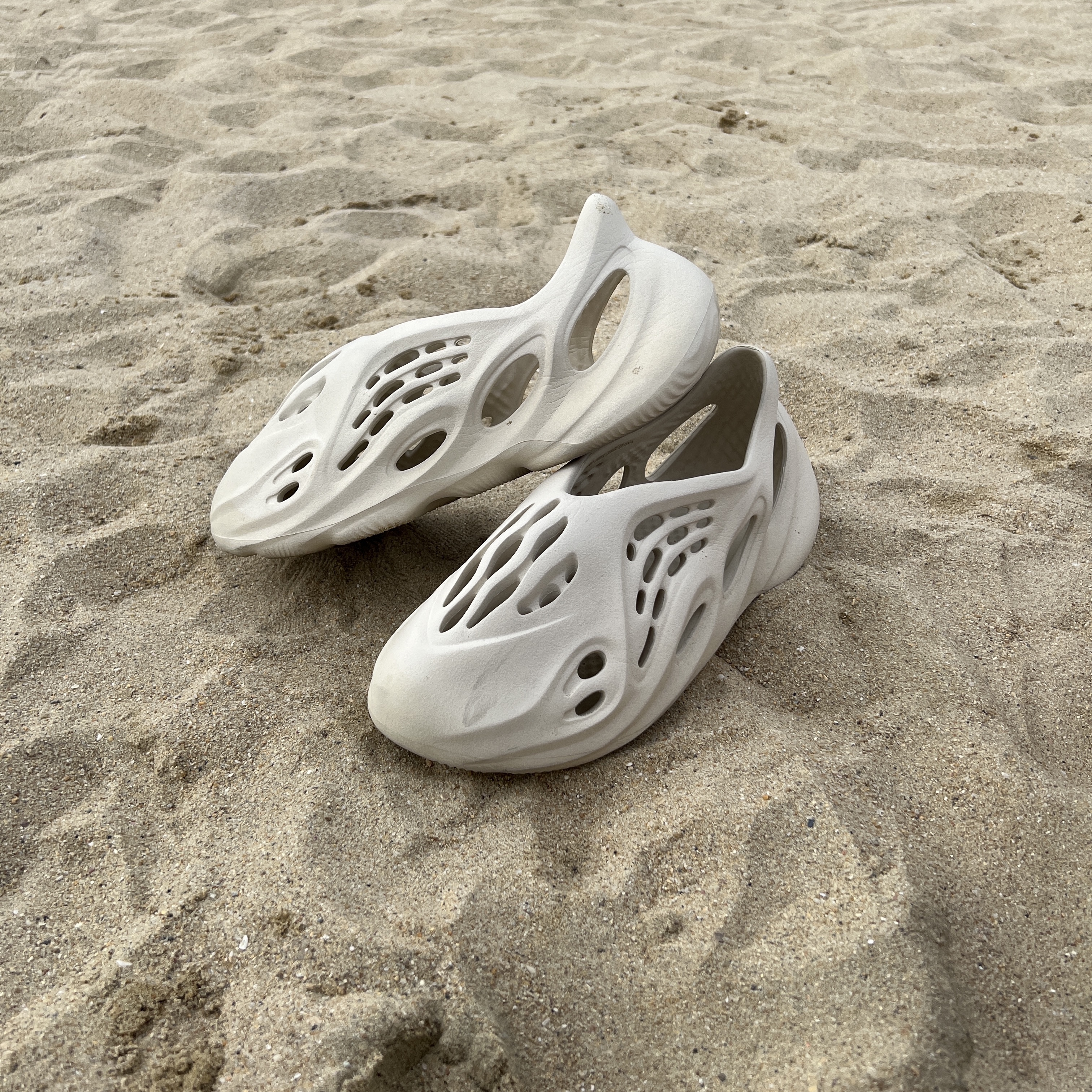 Adidas Yeezy Foam RNNR Sand 착용 스타일 - 1