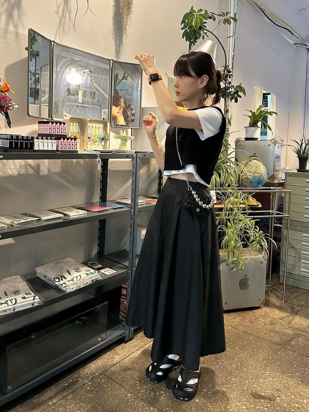Heeari Women Lav Satin Knit Mini Bag Black, Heeari Women Lav Satin Knit Mini Bag Pink 착용 스타일 - 2