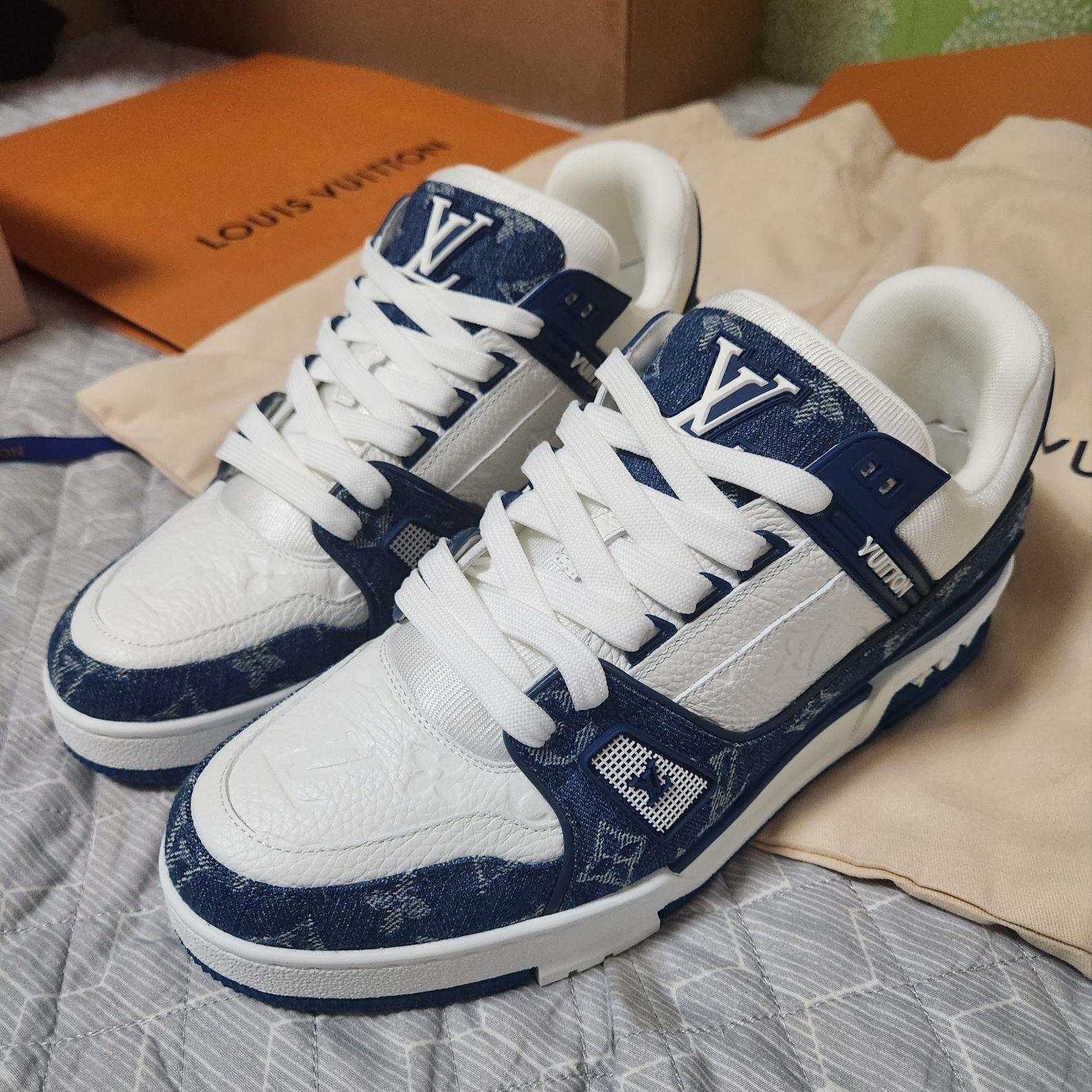 Louis Vuitton LV Trainer Sneakers Monogram Denim Blue 착용 스타일 - 1