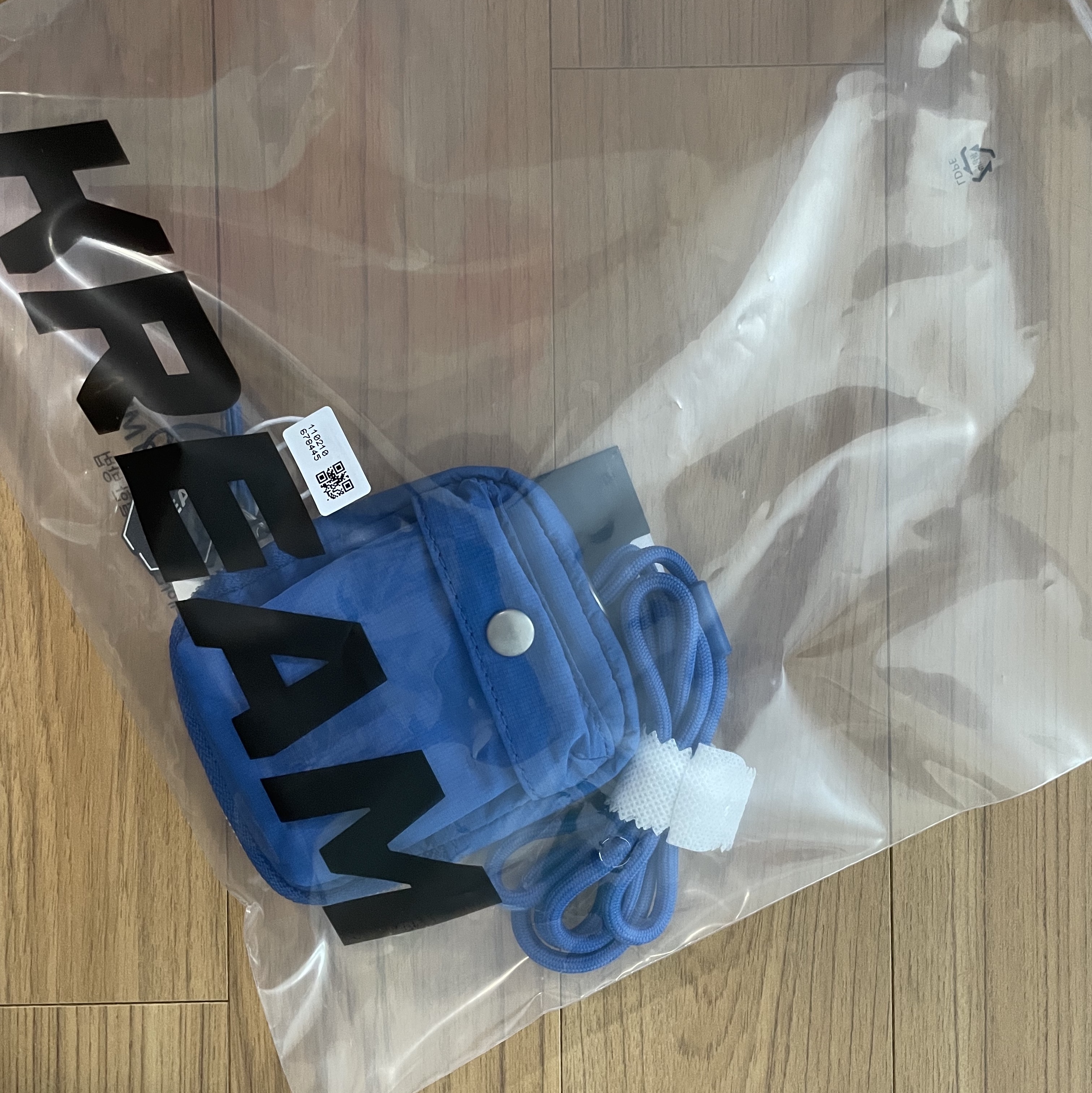 COS Mini Crossbody Pouch Nylon Blue 착용 스타일