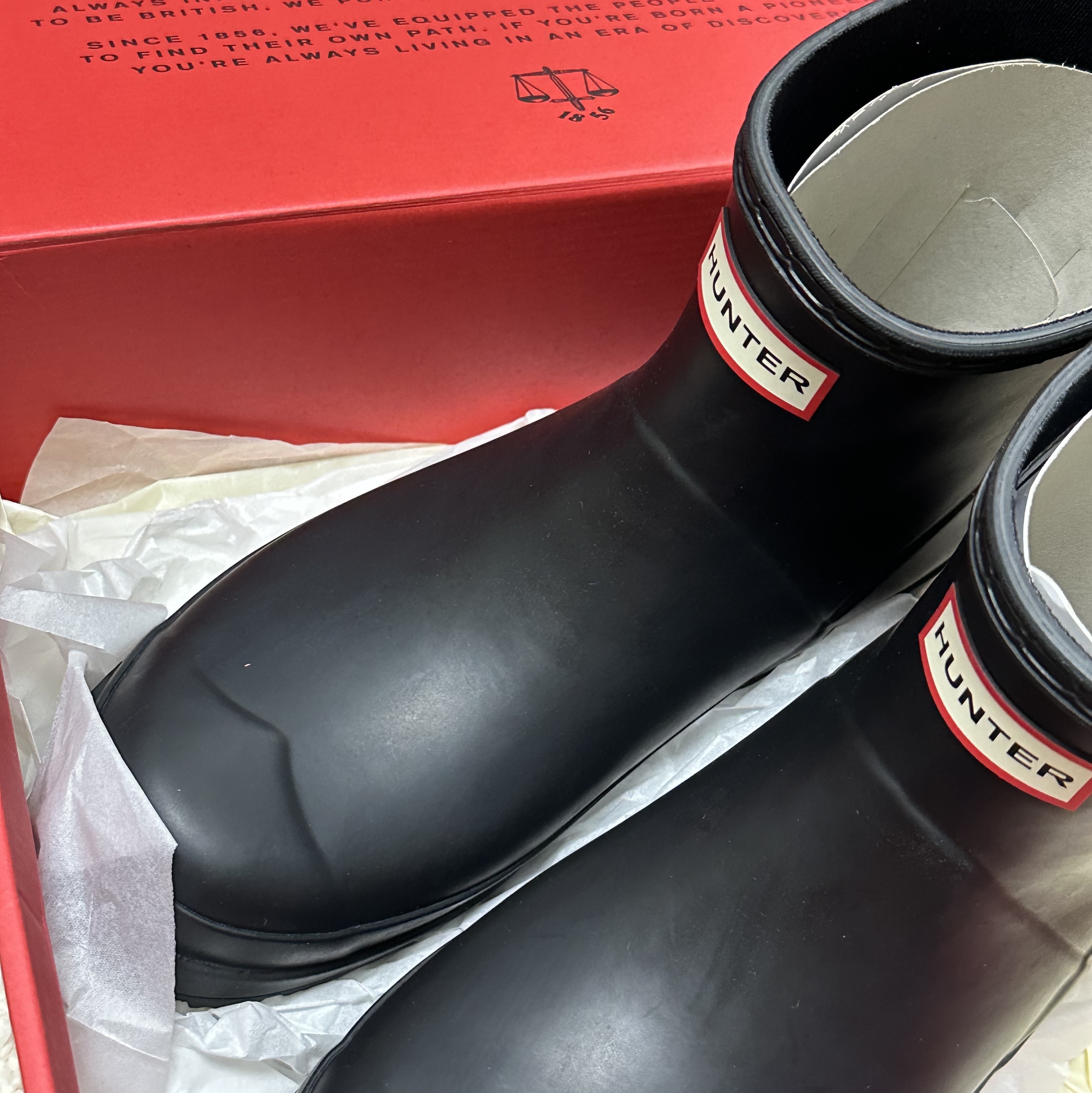 (W) Hunter Play Short Rain Boots Black 착용 스타일 - 1