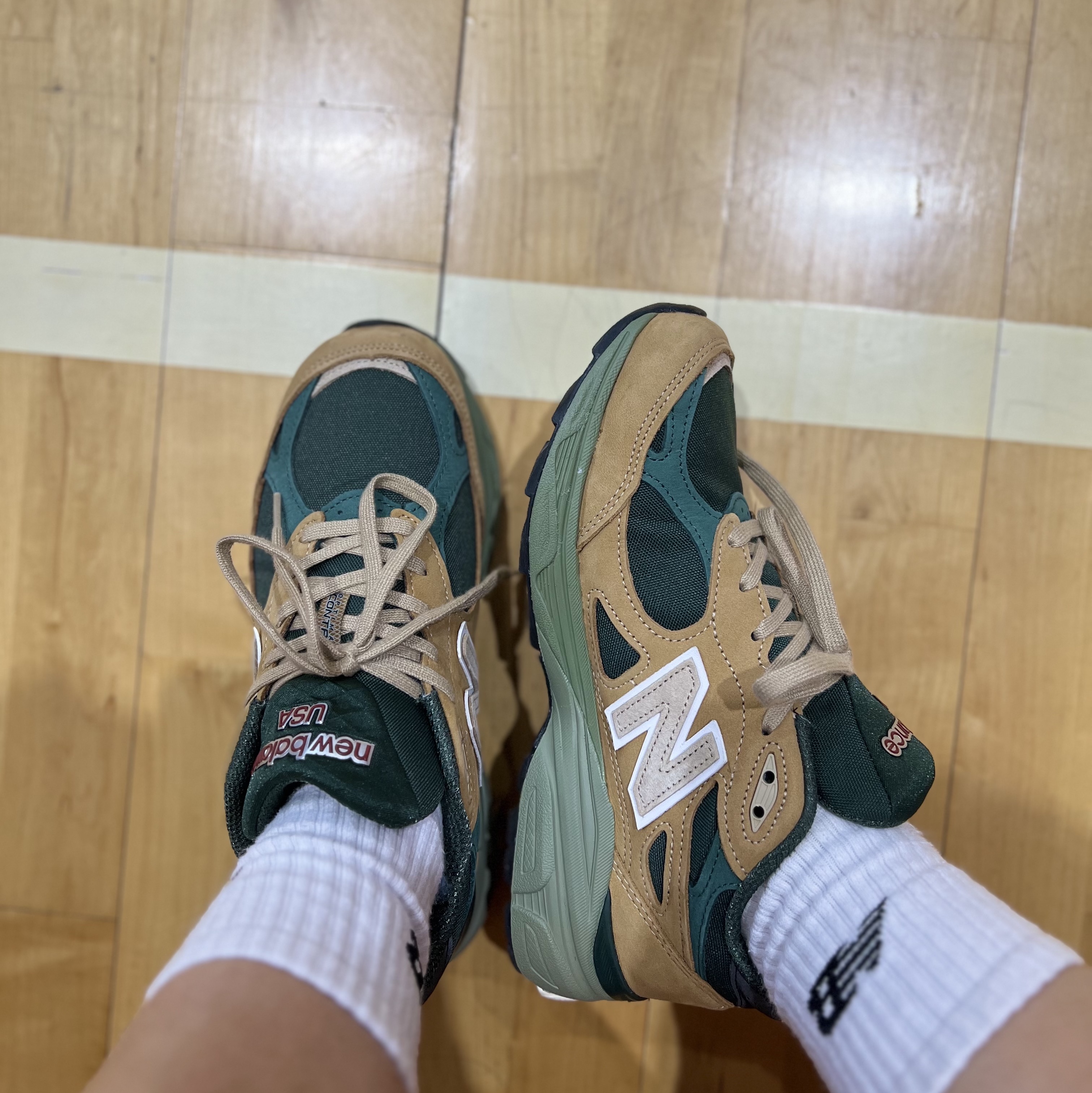 New Balance 990v3 Made in USA Tan Green 착용 스타일