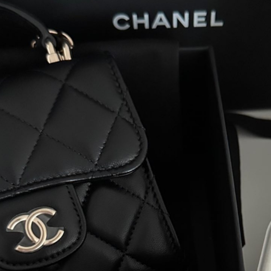 Chanel Clutch with Chain Lambskin & Gold Black 착용 스타일