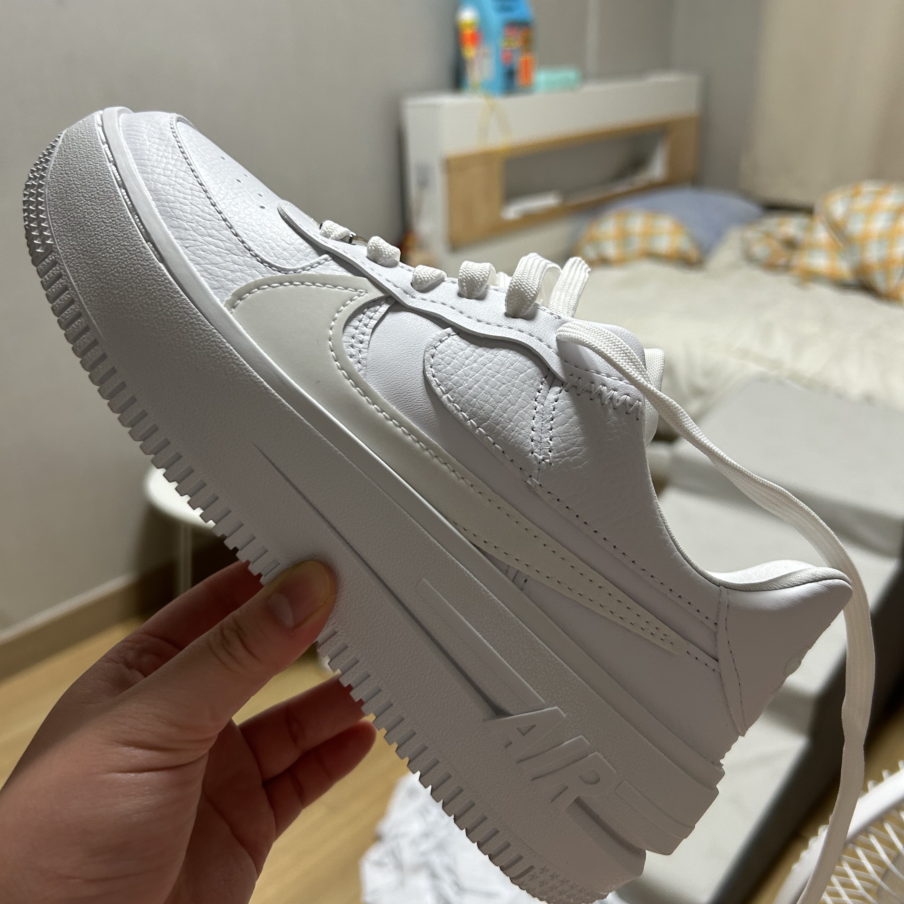 (W) Nike Air Force 1 PLT.AF.ORM Triple White 착용 스타일
