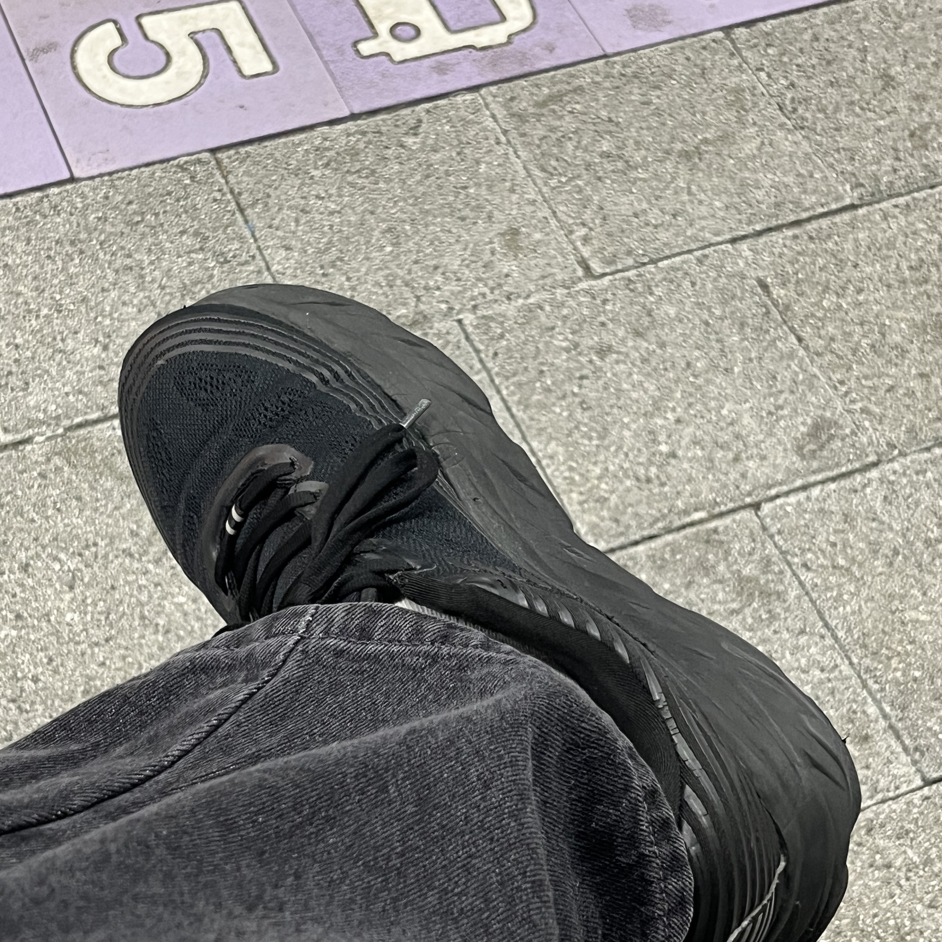 Hoka Bondi 6 Black, C.P. Company Gabardine Goggle Cap Black - 22SS 착용 스타일 - 3