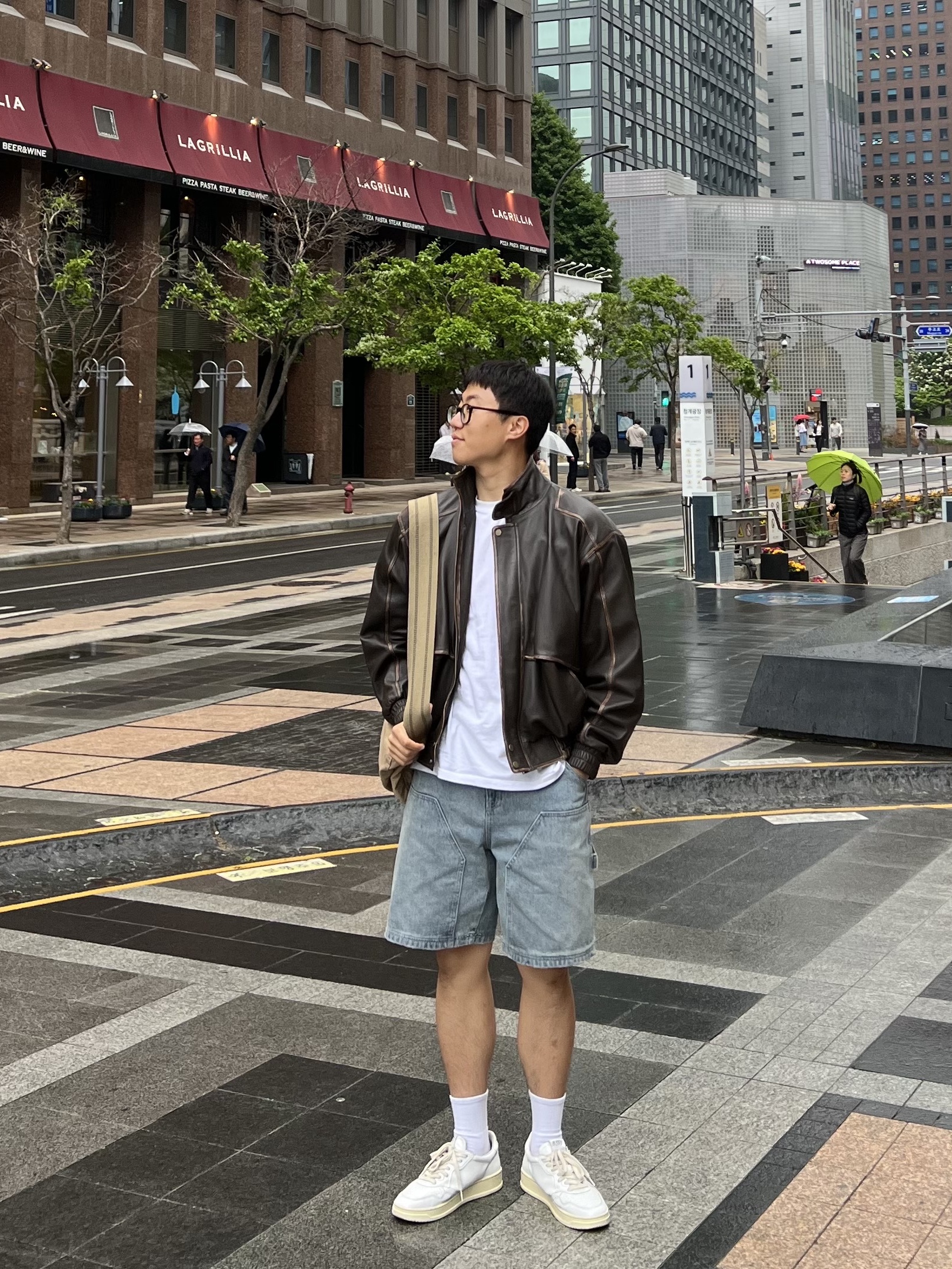 Autry Medalist Low Leather Sneakers White 착용 스타일 - 2