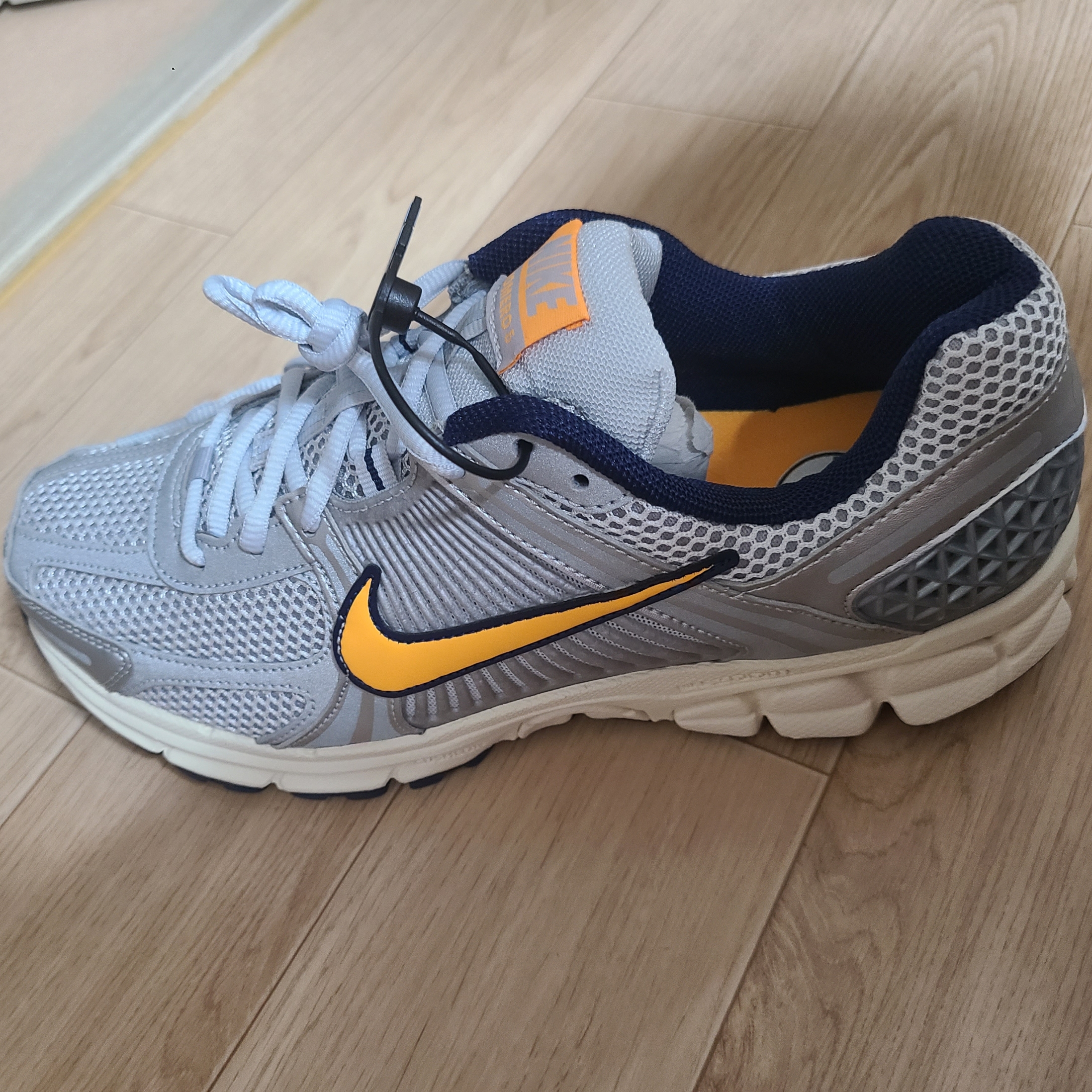 Nike Zoom Vomero 5 Pure Platinum and Laser Orange 착용 스타일