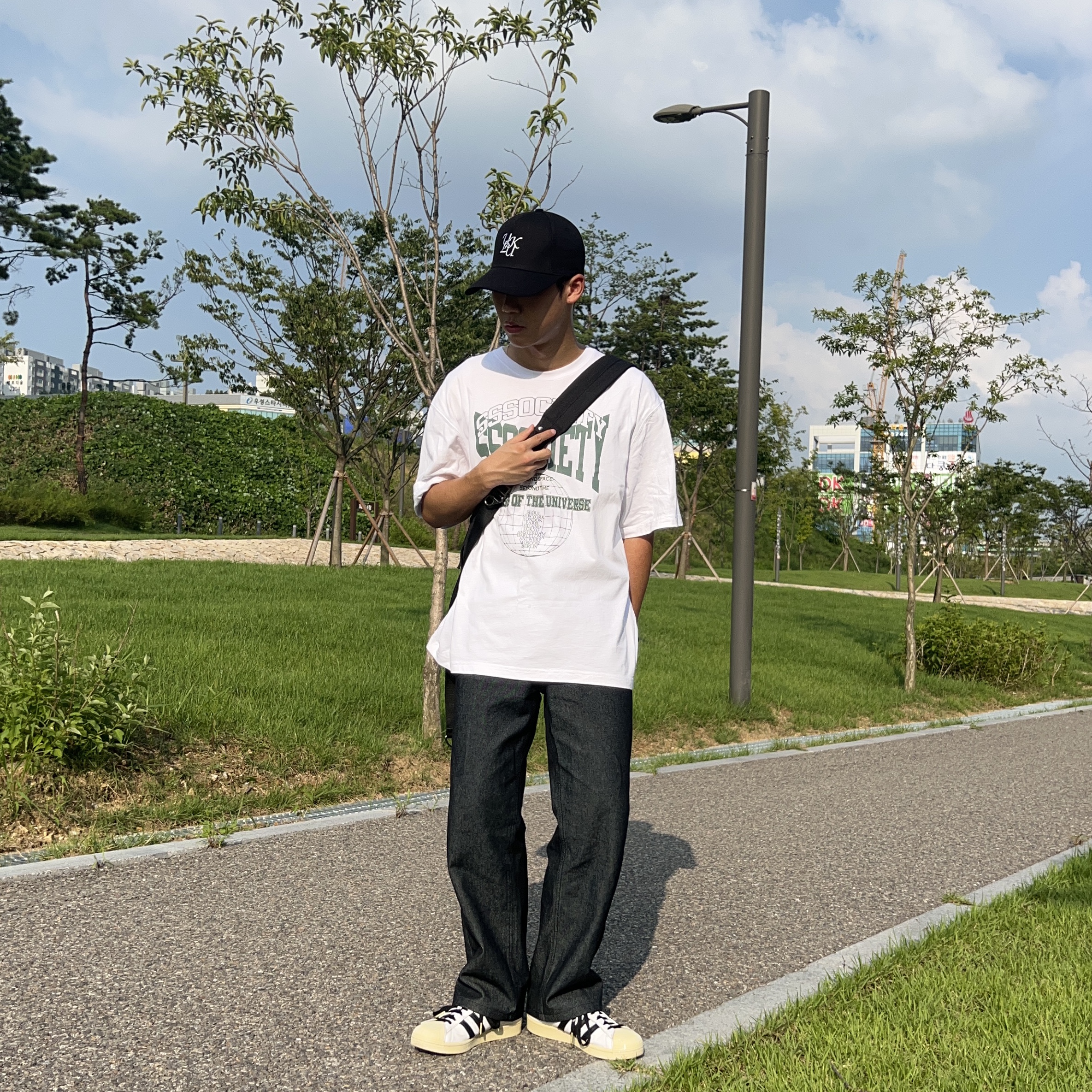 Adidas Superstar Premium White Black 착용 스타일 - 1