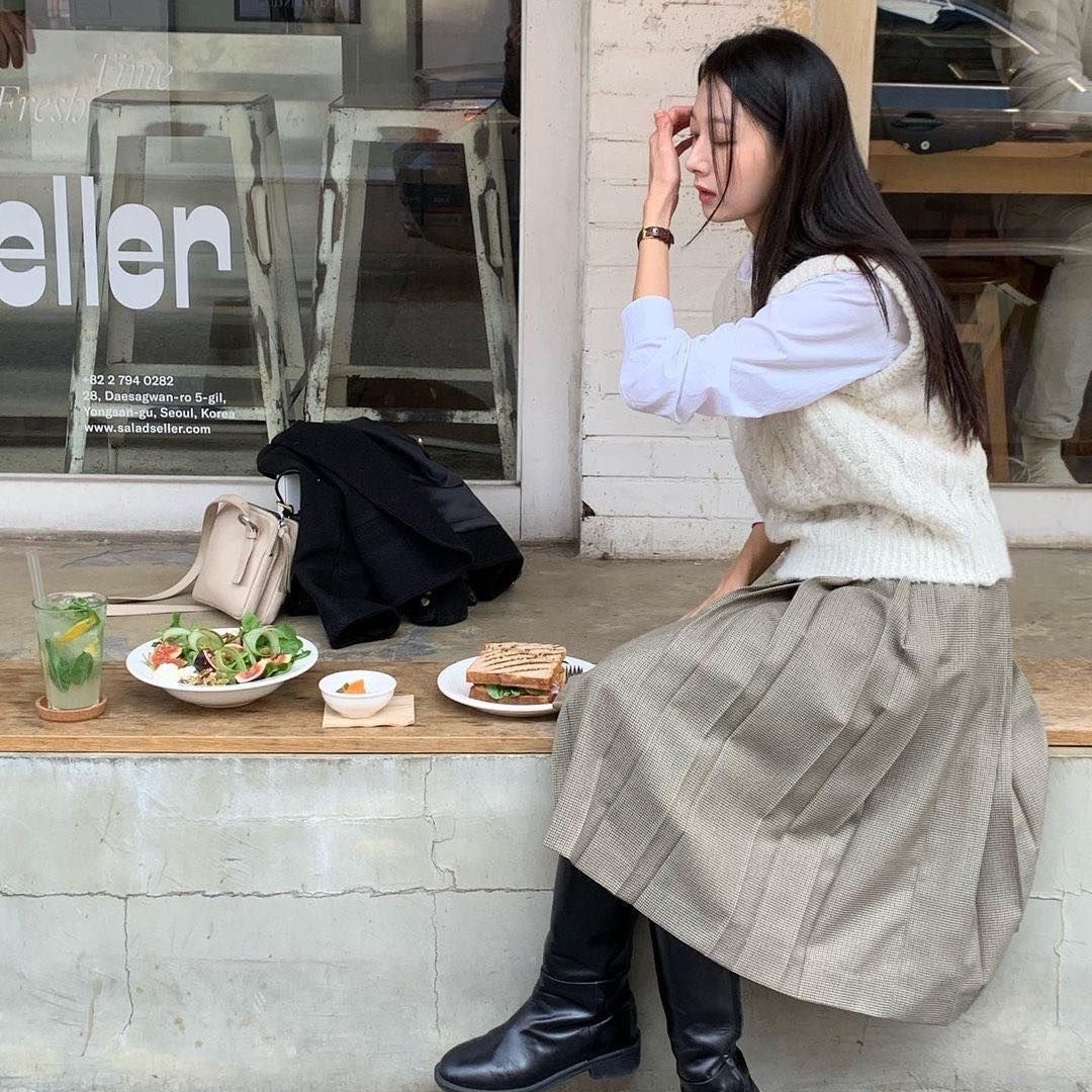 (W) Essentials Long Skirt Sand - 23SS, (W) Thom Browne Super 120 Twill Below The Knee Pleated Skirt Medium Grey 착용 스타일 - 4