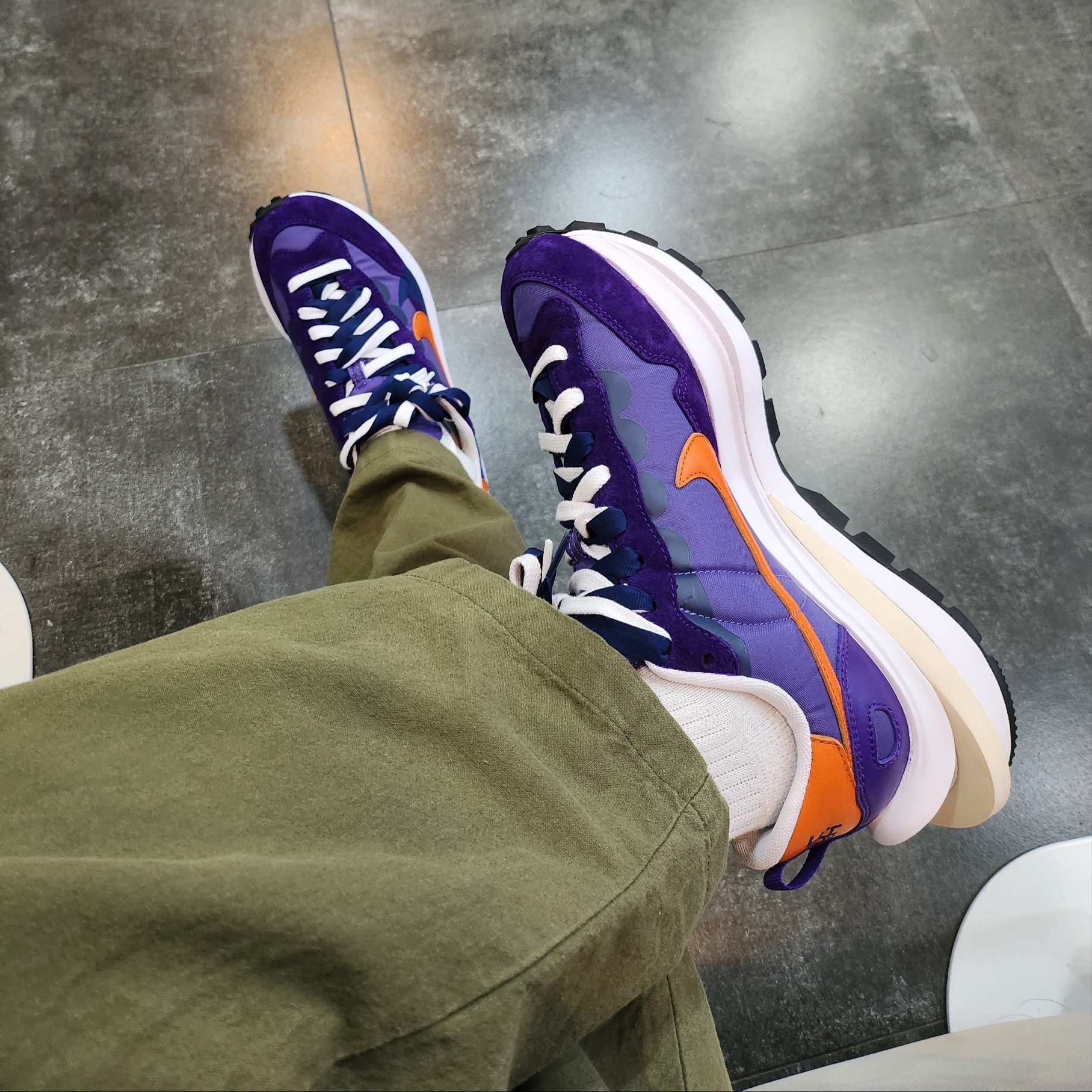 Nike x Sacai VaporWaffle Dark Iris 착용 스타일 - 2