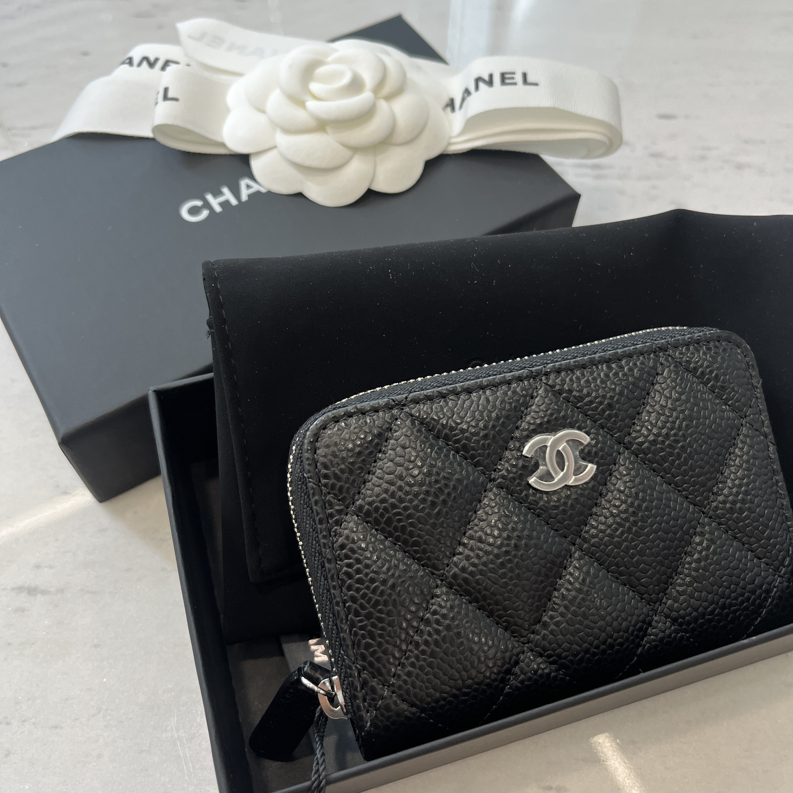 Chanel Classic Zipped Coin Purse Grained Calfskin & Silver Black 착용 스타일 - 1