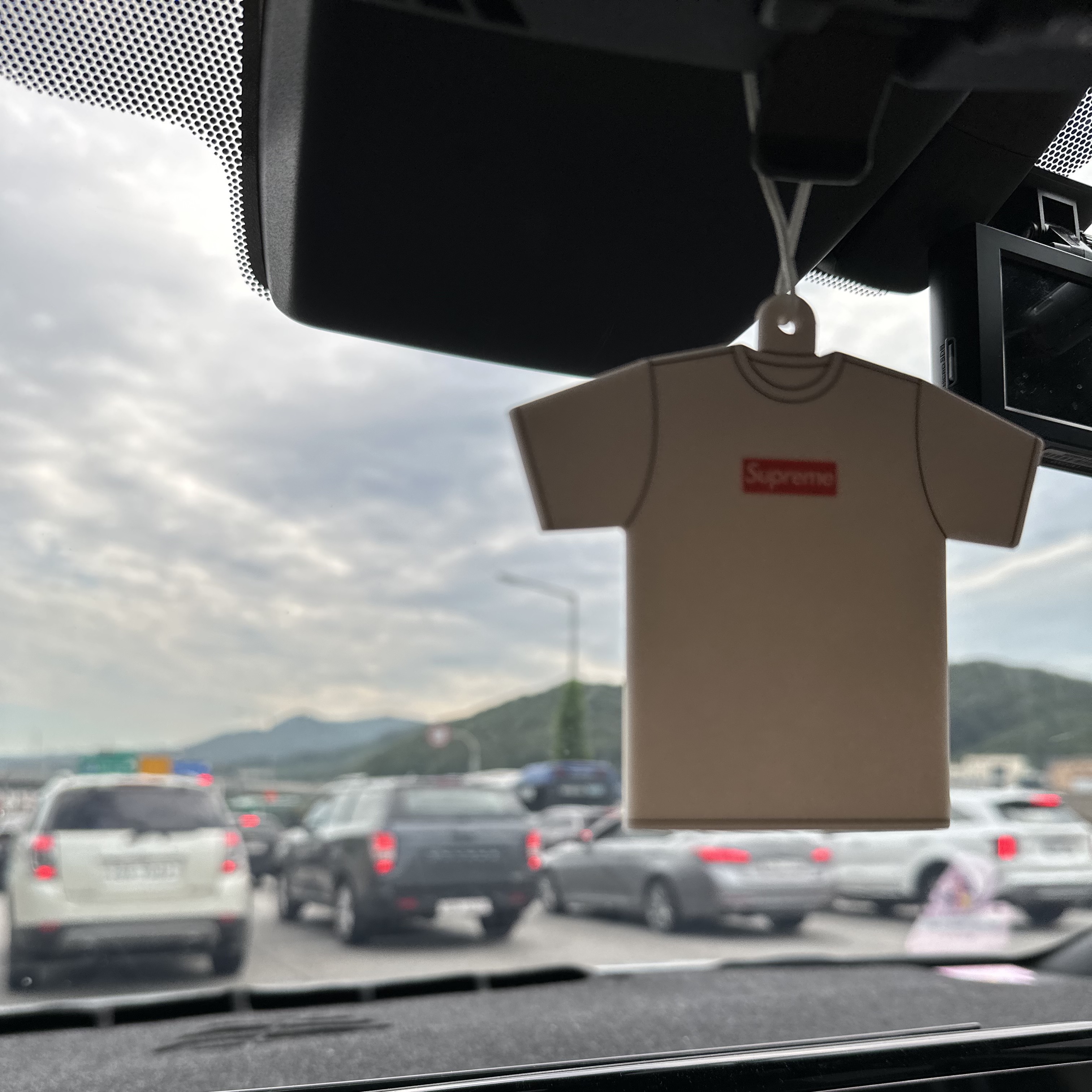 Supreme Kuumba T-Shirt Air Freshener White - 22FW 착용 스타일