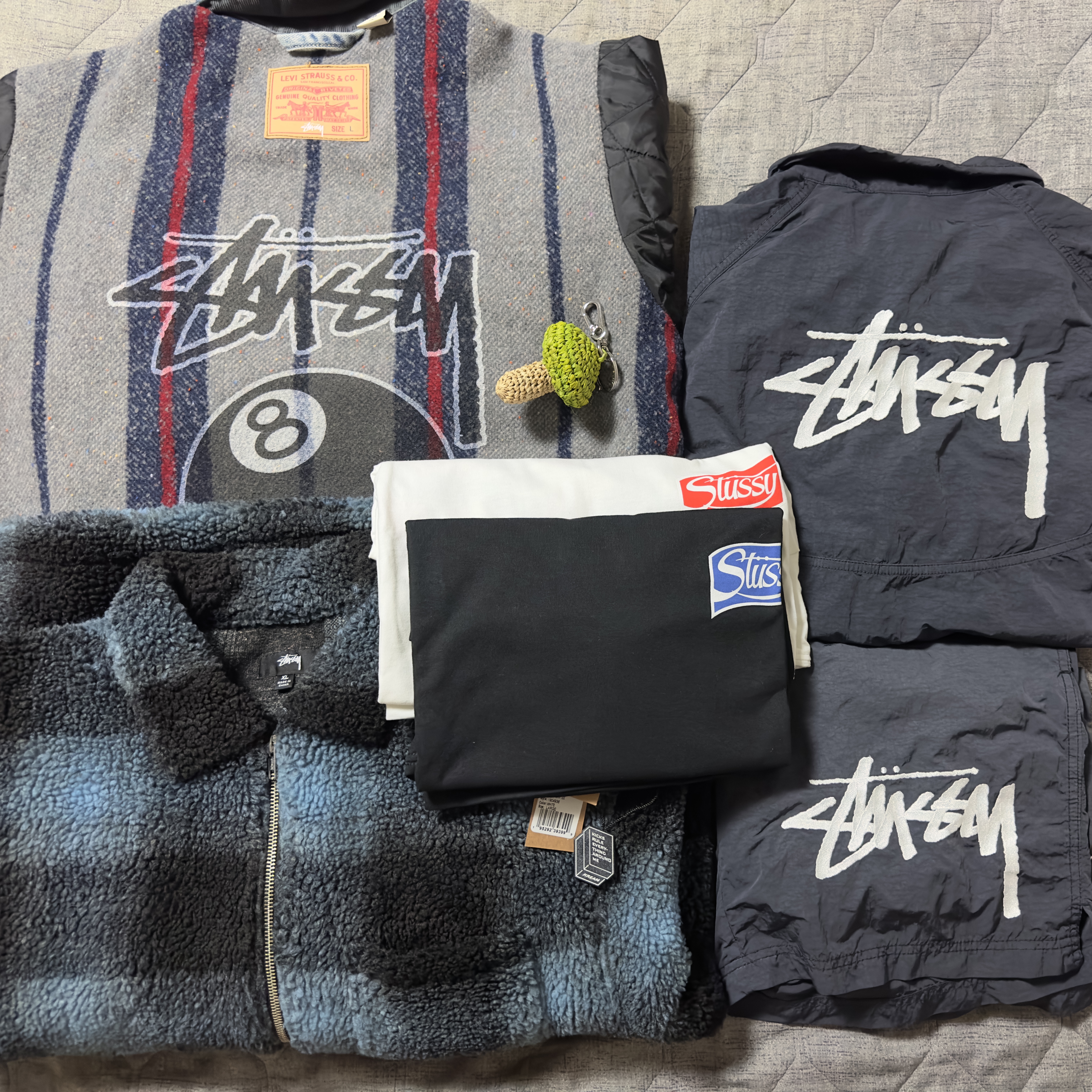 Stussy x Levi's Embossed Trucker Jacket Indigo, Stussy Soda Can T-Shirt Black 착용 스타일