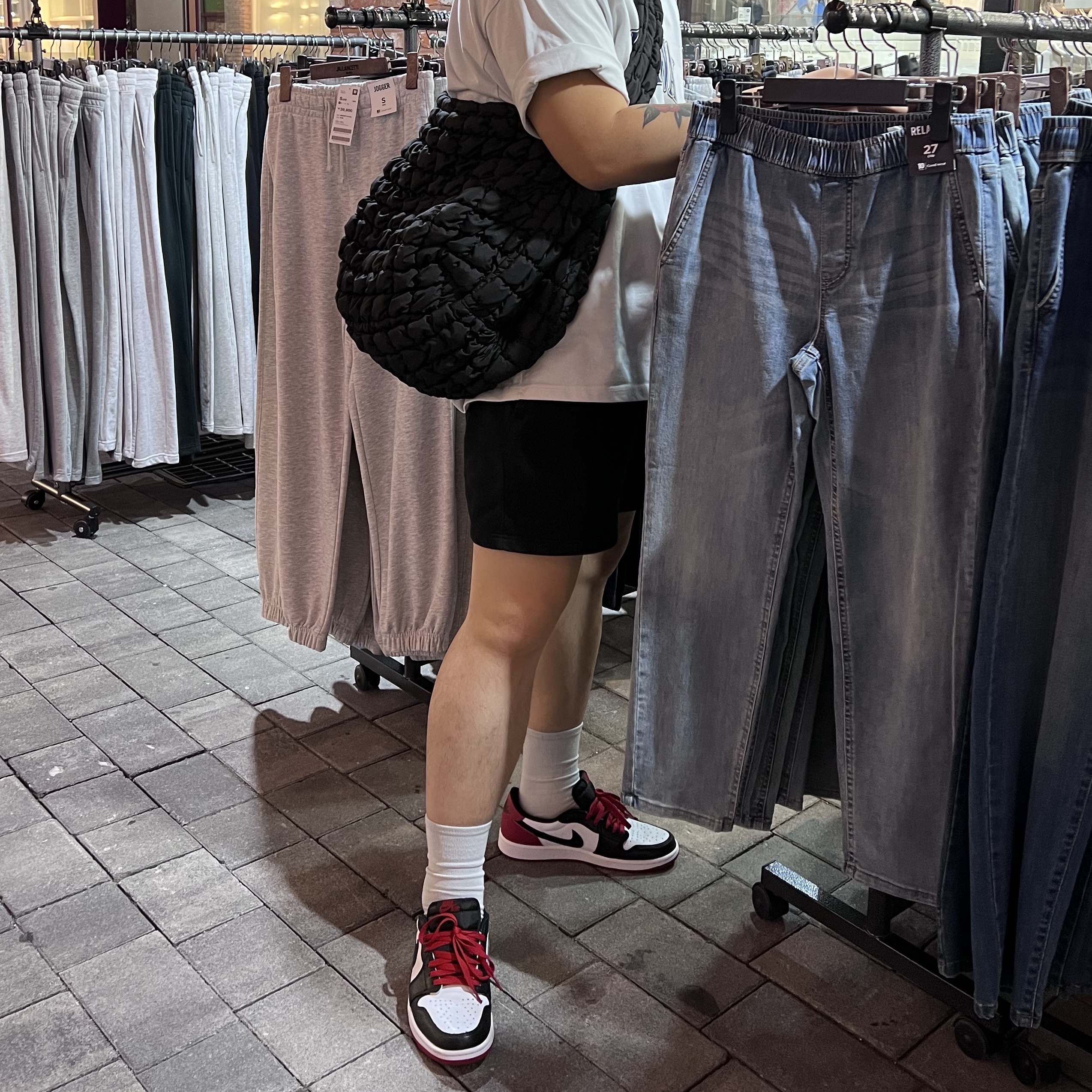 COS Quilted Oversized Shoulder Bag Black, Jordan 1 Retro Low OG Black Toe 착용 스타일 - 2