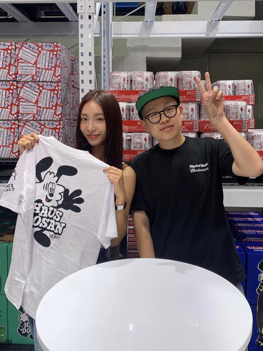 Verdy x Haus Dosan T-Shirt White 착용 스타일