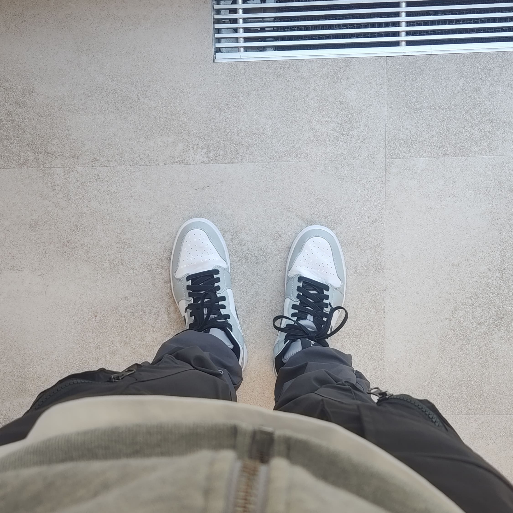 Jordan 1 Mid Light Smoke Grey 착용 스타일