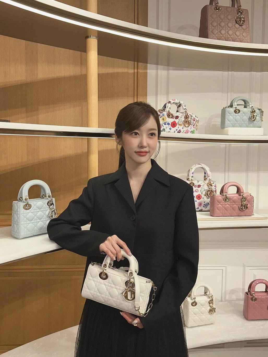 Dior Small Lady D Joy Bag Patent Cannage Calfskin Latte 착용 스타일