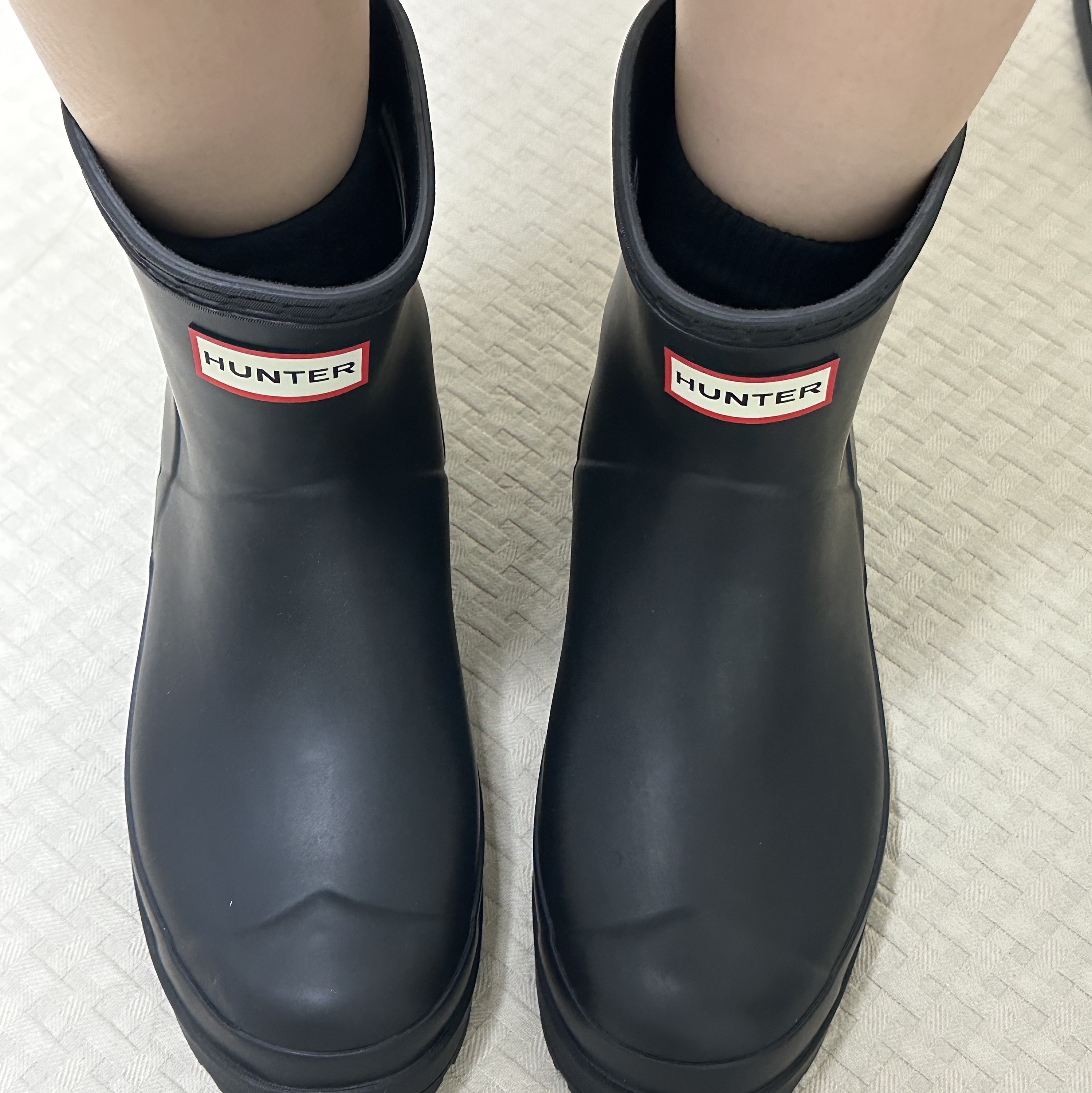 (W) Hunter Play Short Rain Boots Black 착용 스타일 - 2