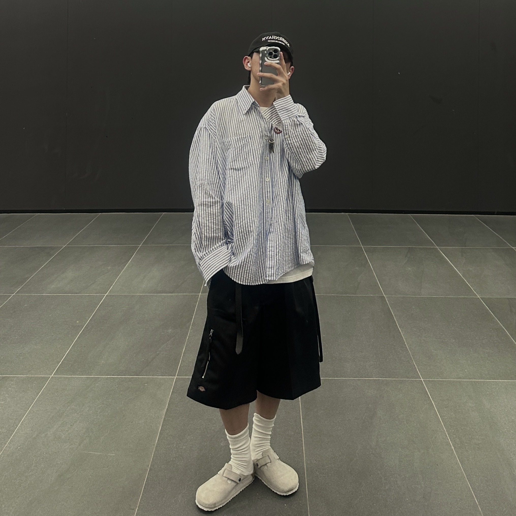 Birkenstock x Stussy Boston Clog Bone, Our Legacy Borrowed BD Shirt White Blue Crinkled Stripe 착용 스타일 - 1