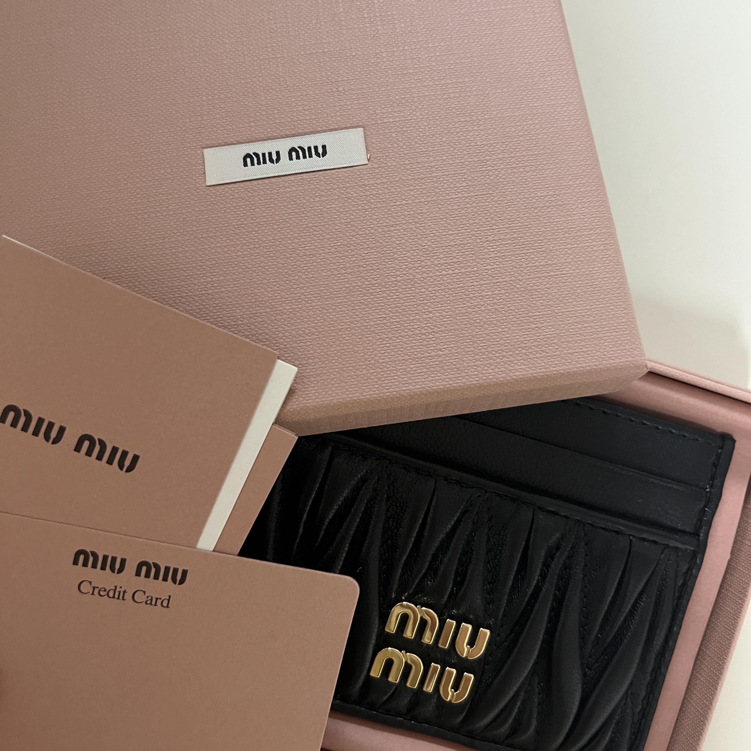 Miu Miu Matelasse Nappa Leather Card Holder Black 착용 스타일