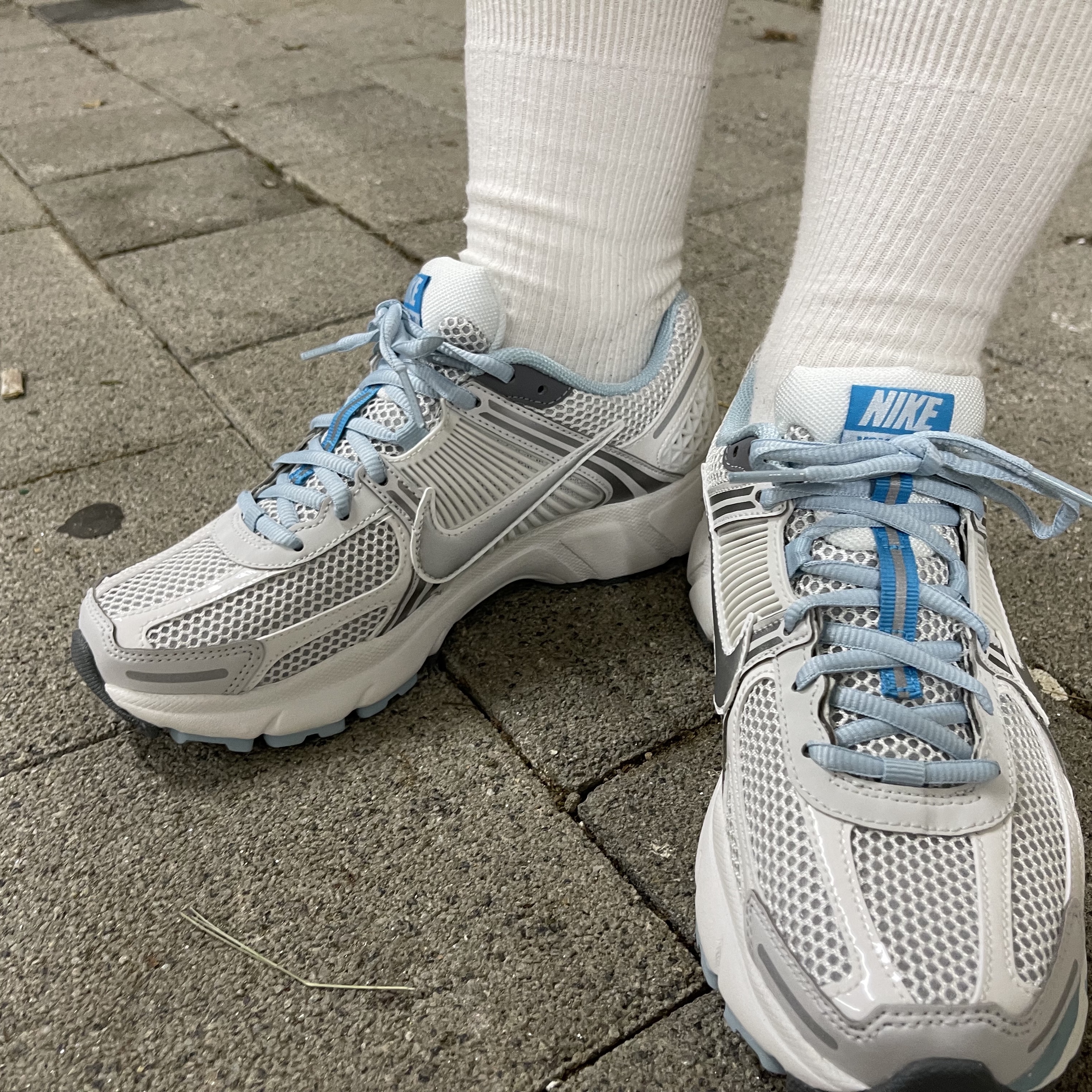 Nike Zoom Vomero 5 White Light Blue 착용 스타일 - 1