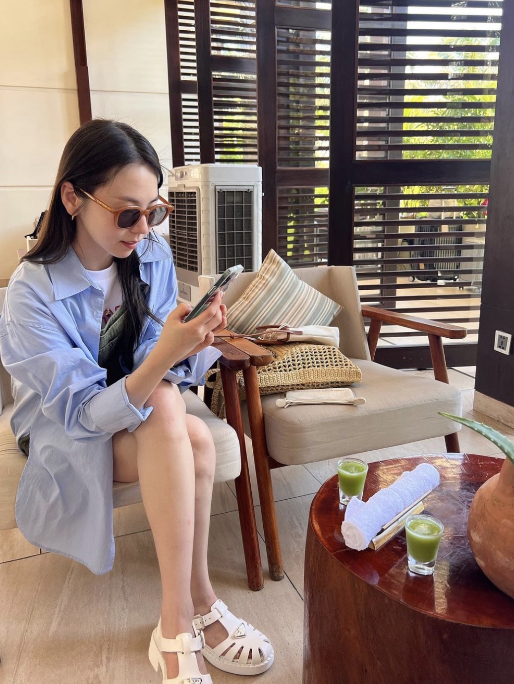 (W) Prada Sporty Foam Rubber Sandal White 착용 스타일