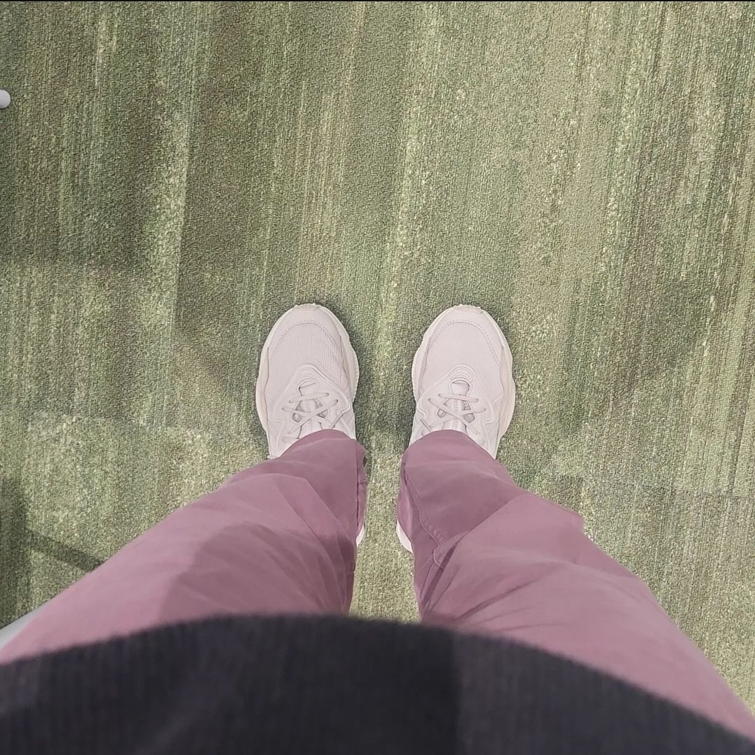 Adidas Ozweego Clear Brown 착용 스타일