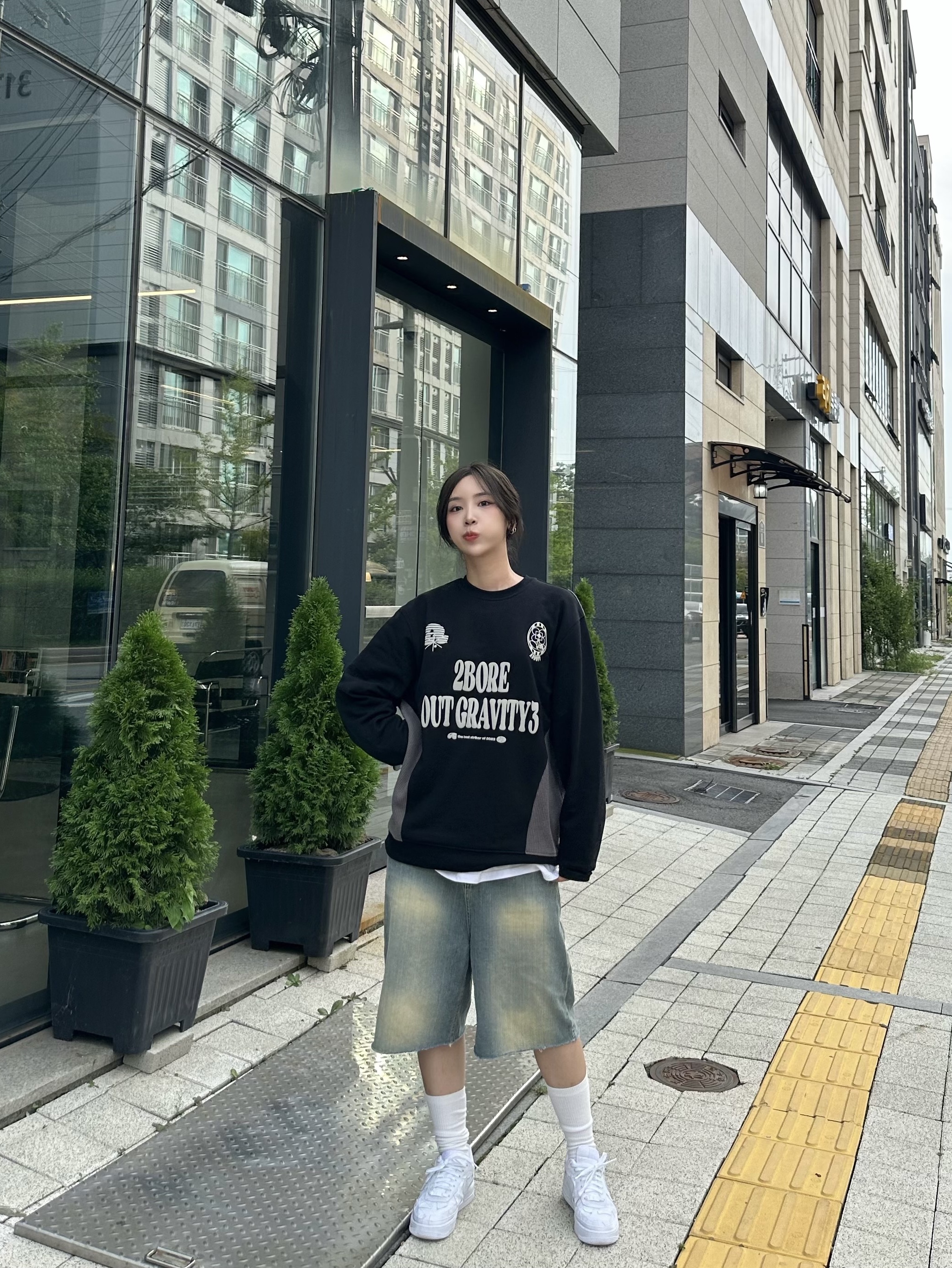 Nike x Billie Eilish Air Force 1 Low SP Triple White 착용 스타일 - 2