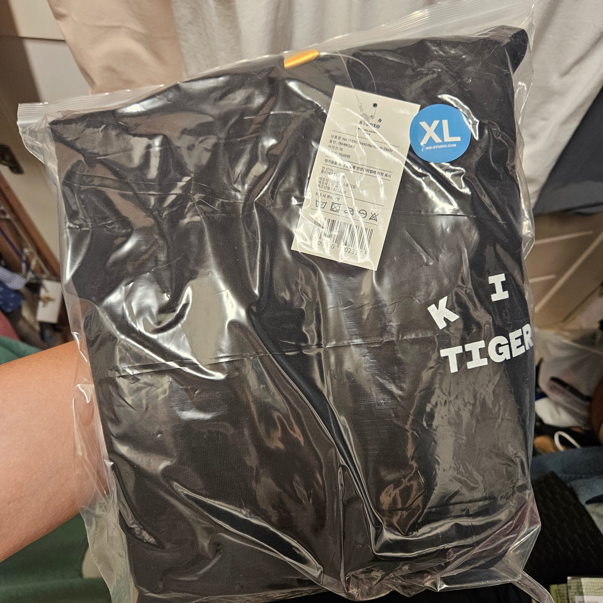 Kia Tigers x IAB Studio Brand Day Hoodie Black 착용 스타일