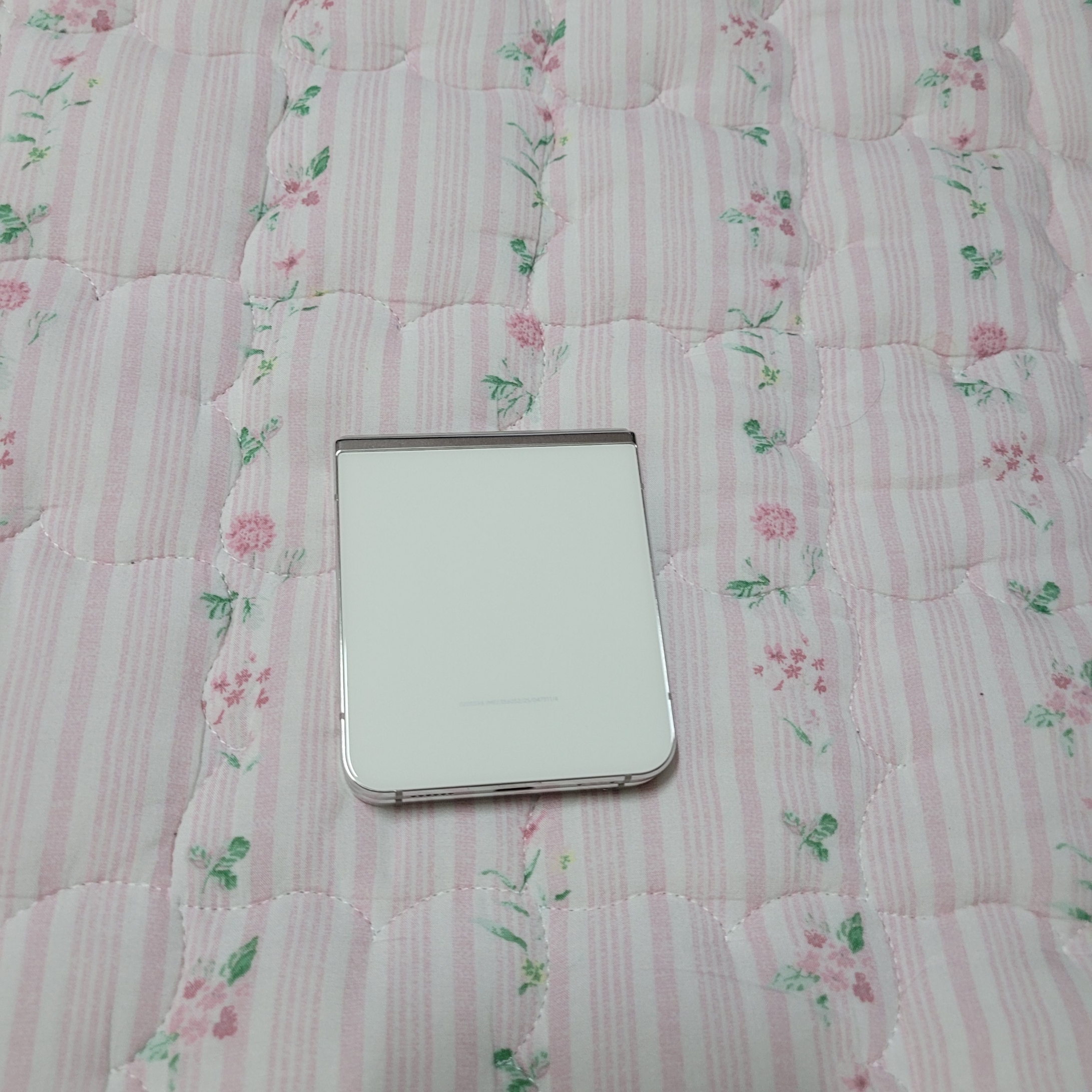 Samsung Galaxy Z Flip5 256GB Cream (Korean Ver.) 착용 스타일 - 2