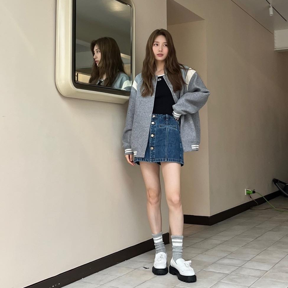 (W) Acne Studios Denim Mini Skirt Mid Blue, Porta Women Corn Denim Pleats Skirt Light Blue 착용 스타일 - 3