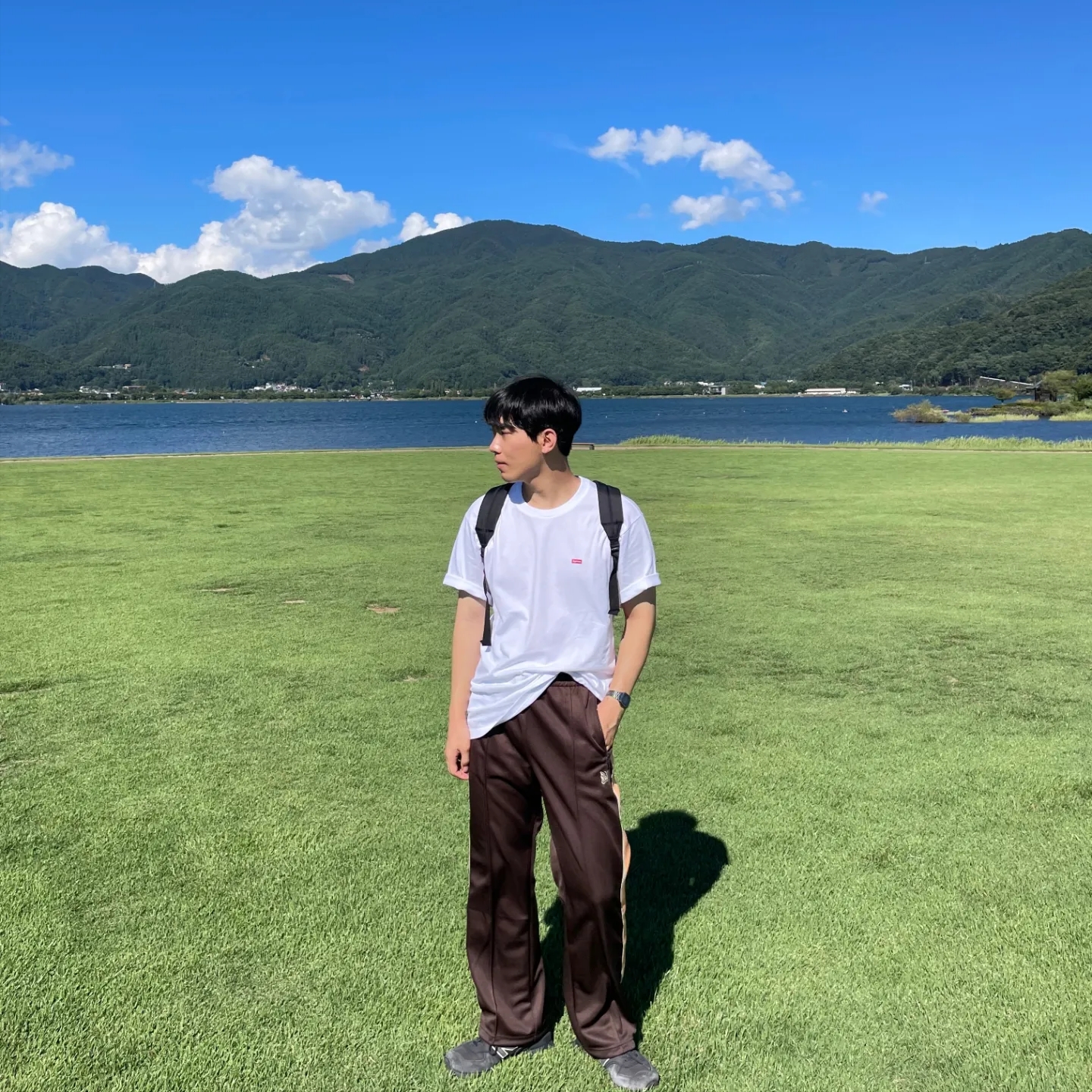 Supreme Small Box T-Shirt White, New Balance x Comme des Garcons Junya Watanabe Man 574 Suede Grey Off White 착용 스타일 - 3