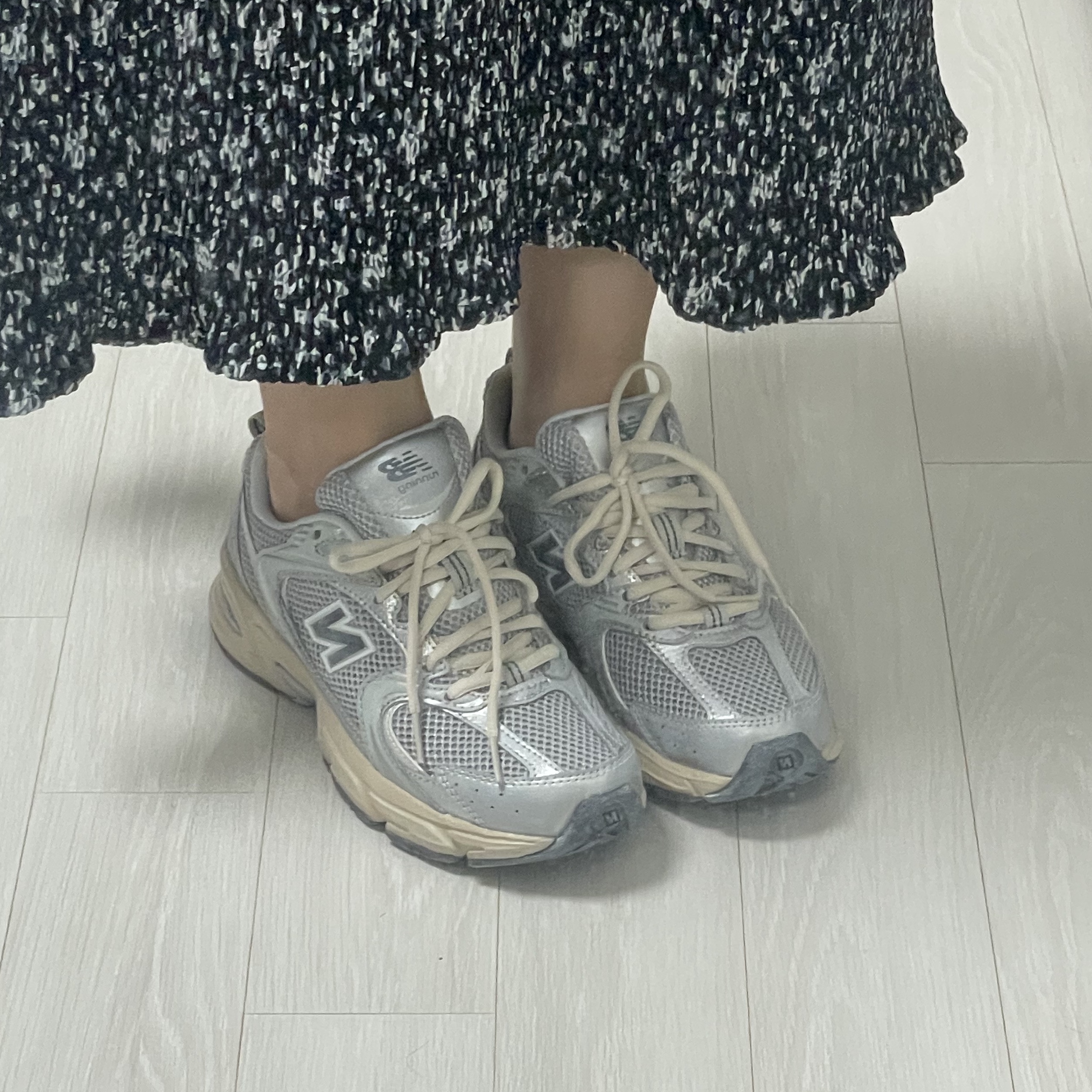 New Balance 530 Vintage Metallic Silver 착용 스타일