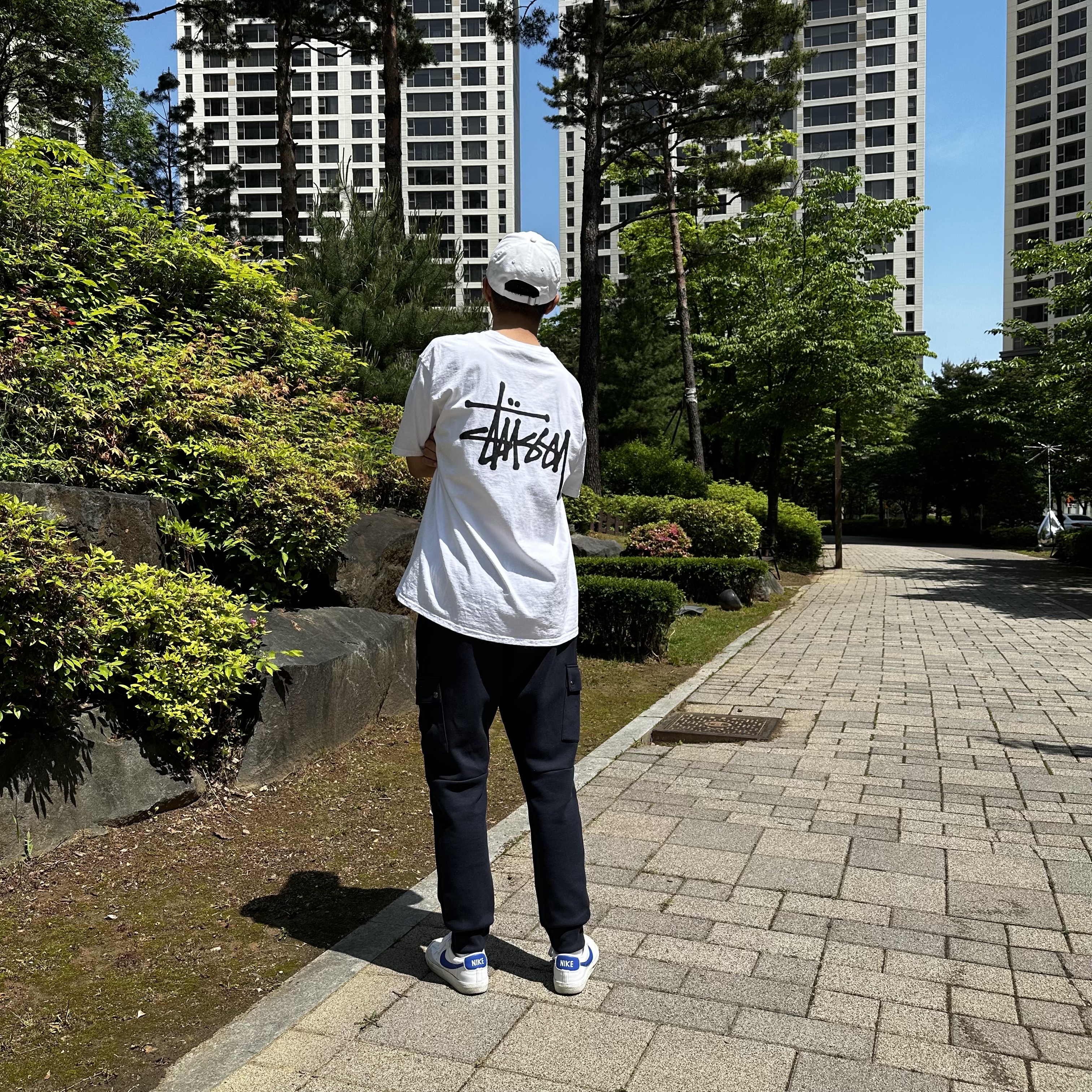 Stussy Basic Stussy T-Shirt White 2023, Nike Heritage 86 Futura Washed Cap White 착용 스타일 - 1