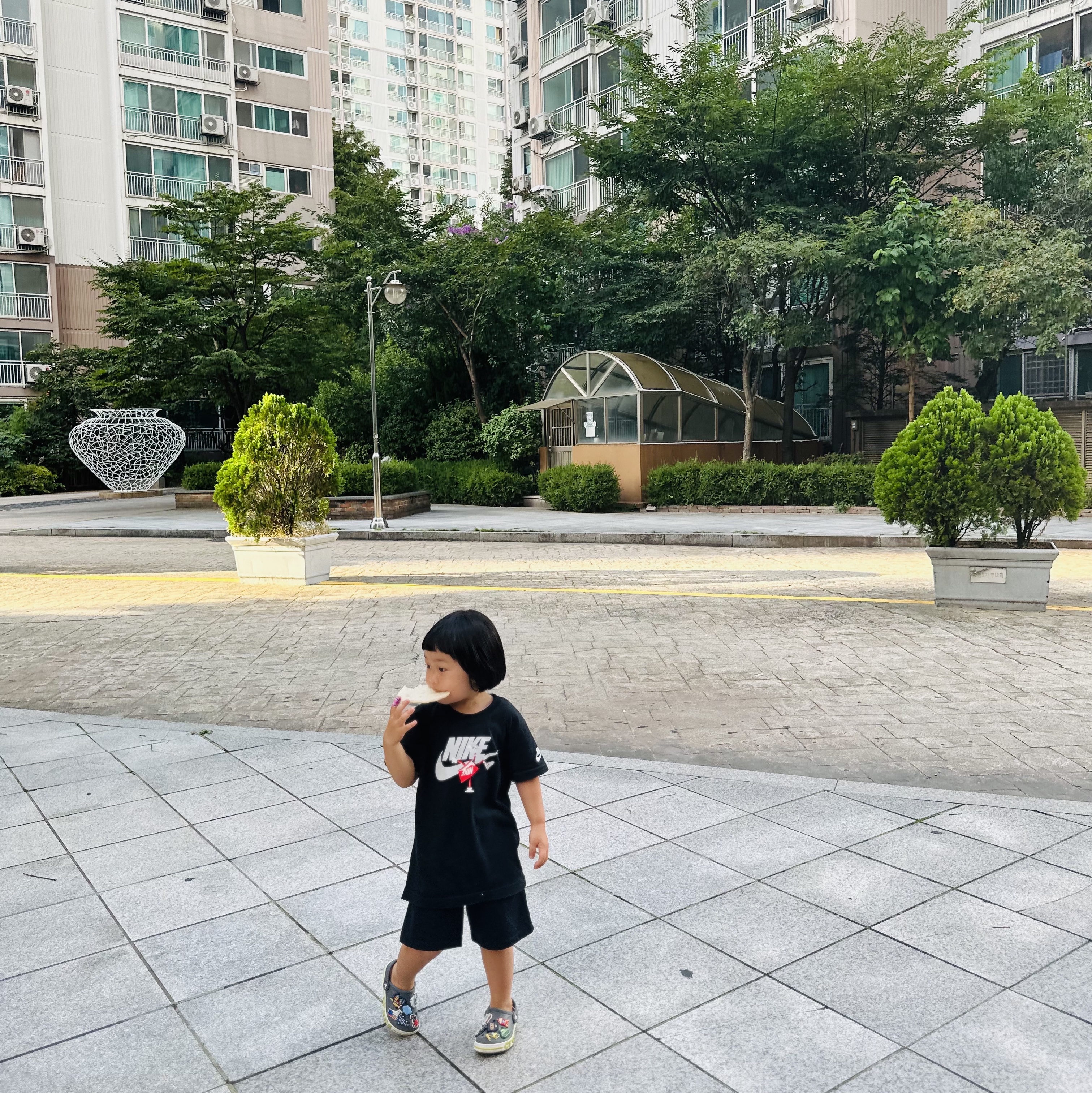 (Kids) Crocs Bayaband Clog Slate Grey Lime Punch 착용 스타일 - 2
