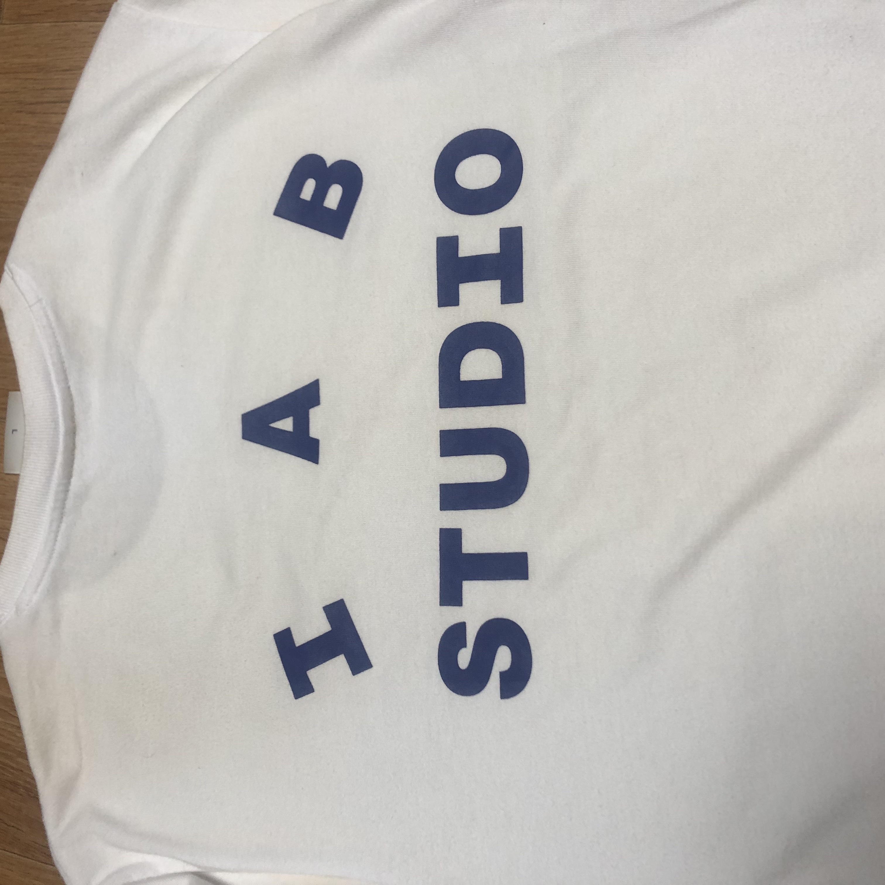 IAB Studio T-Shirt White Navy - 22FW 착용 스타일
