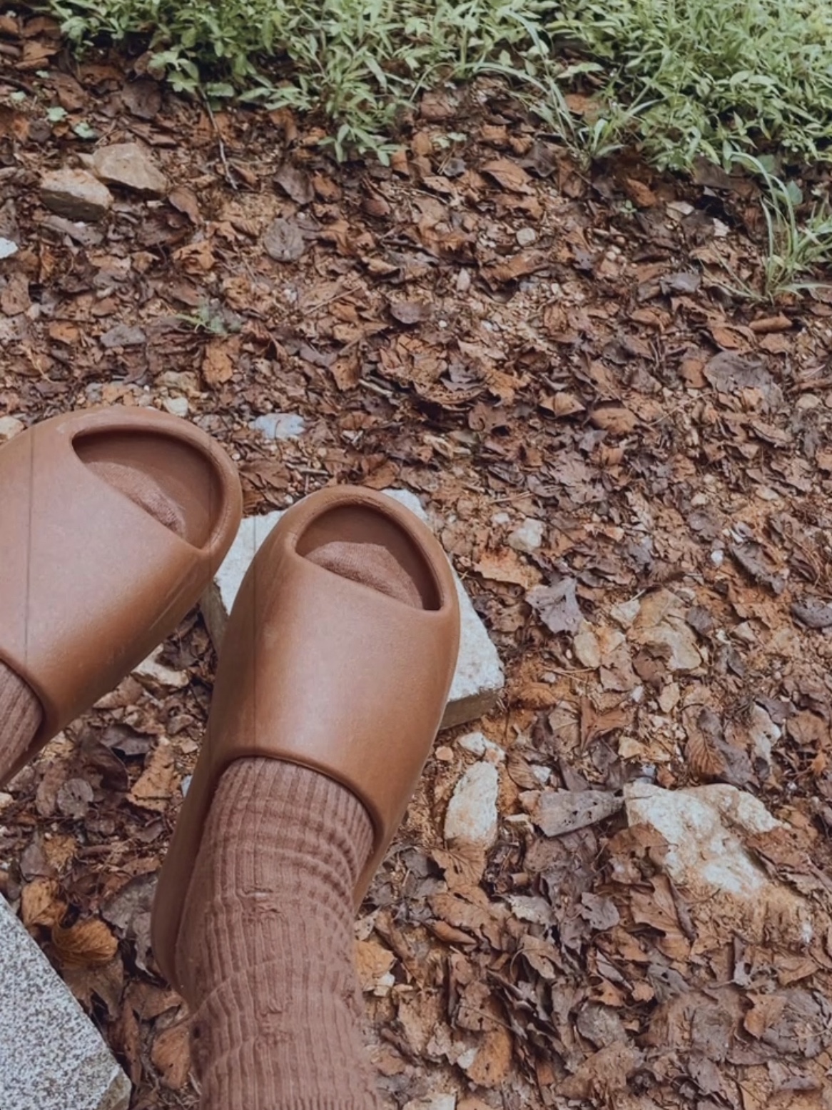 Adidas Yeezy Slide Flax 착용 스타일