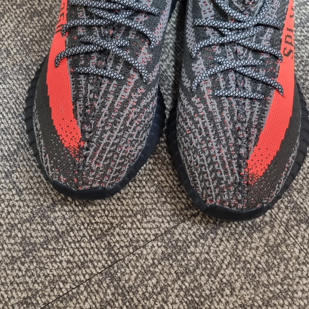 Adidas Yeezy Boost 350 V2 Carbon Beluga 착용 스타일