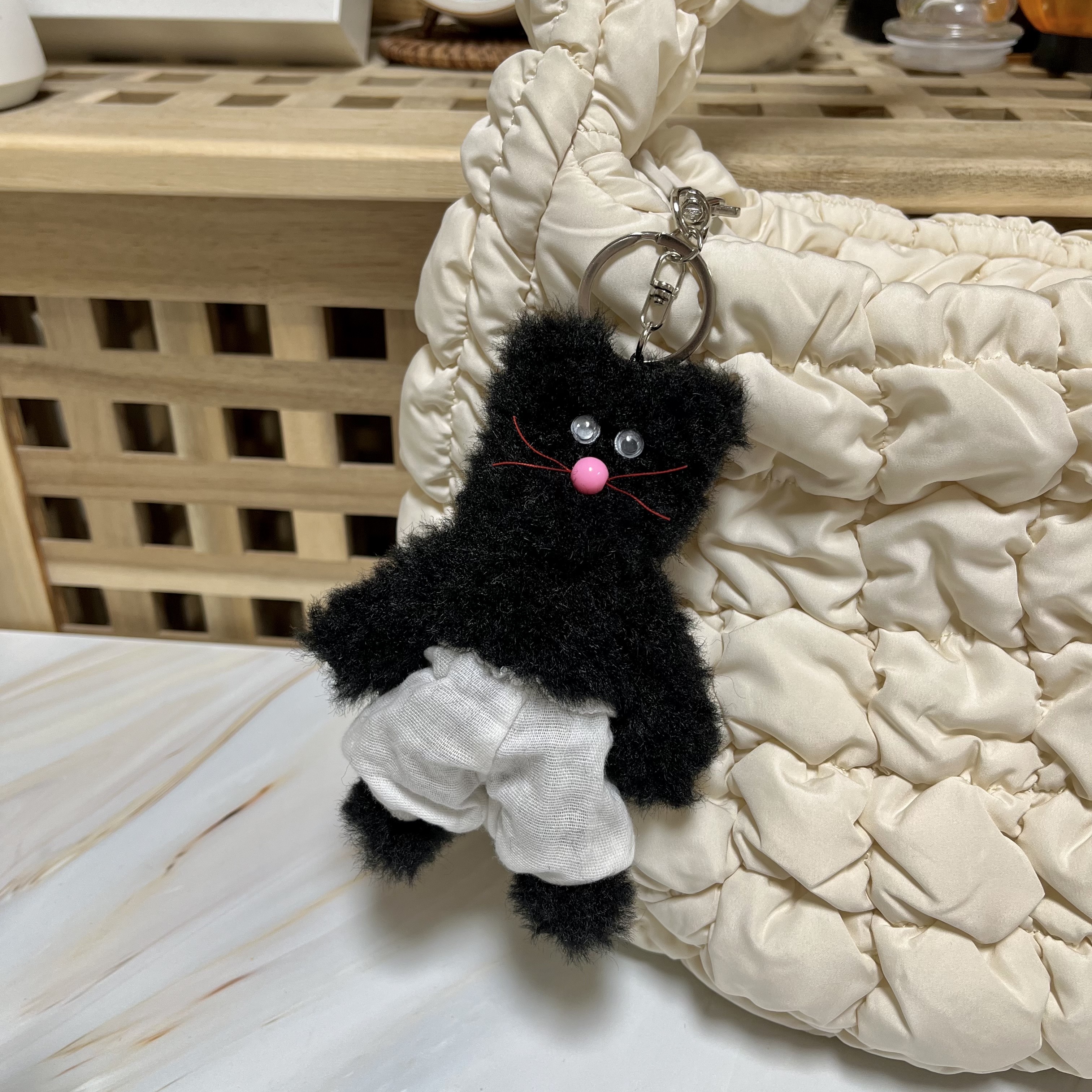 Monamhee Beulpingi Keyring with White Pants Black, COS Quilted Mini Bag Cream 착용 스타일