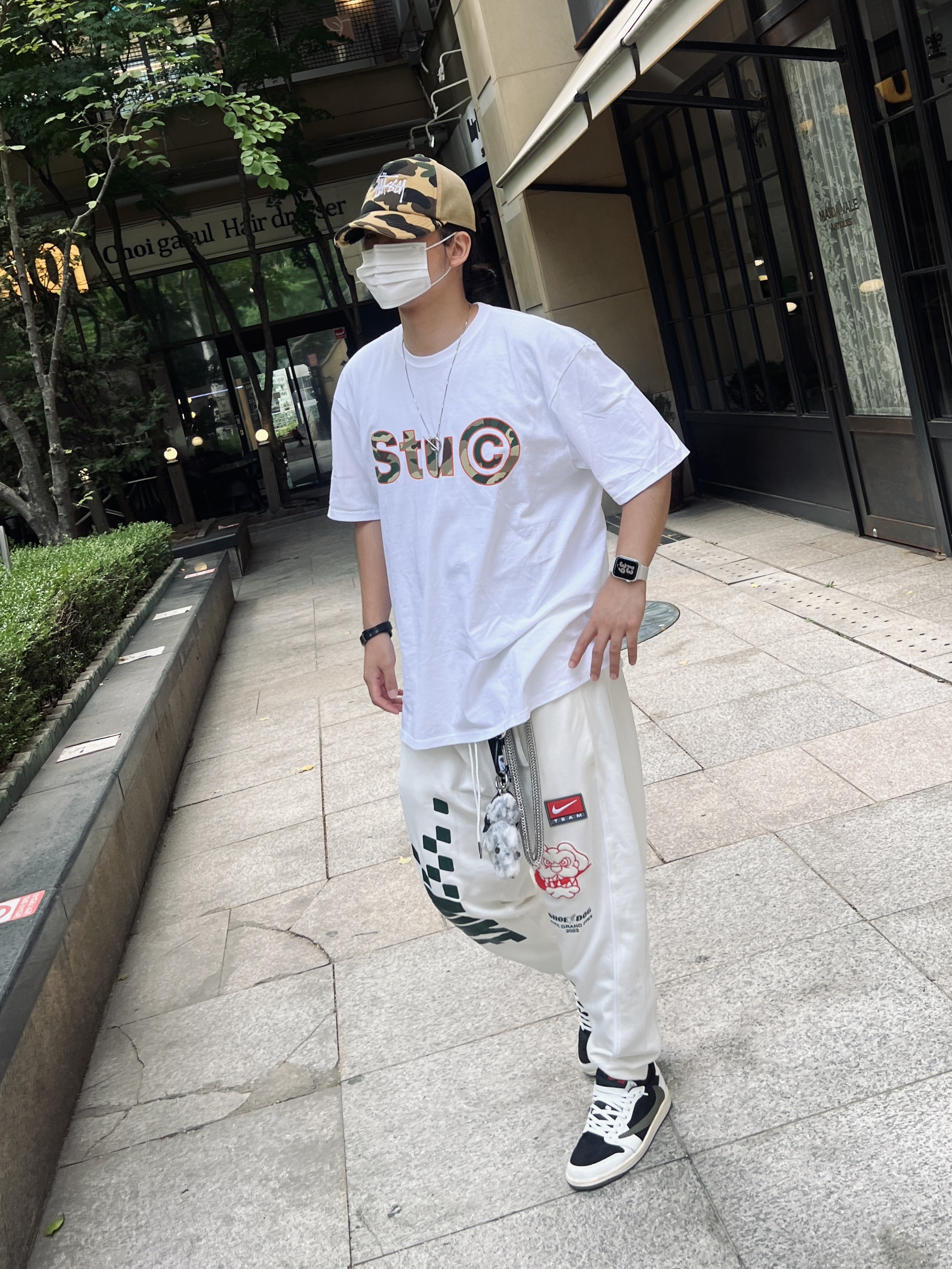 Stussy x BAPE Trucker Cap Yellow, Stussy Stu C. Camo T-Shirt White 착용 스타일 - 1