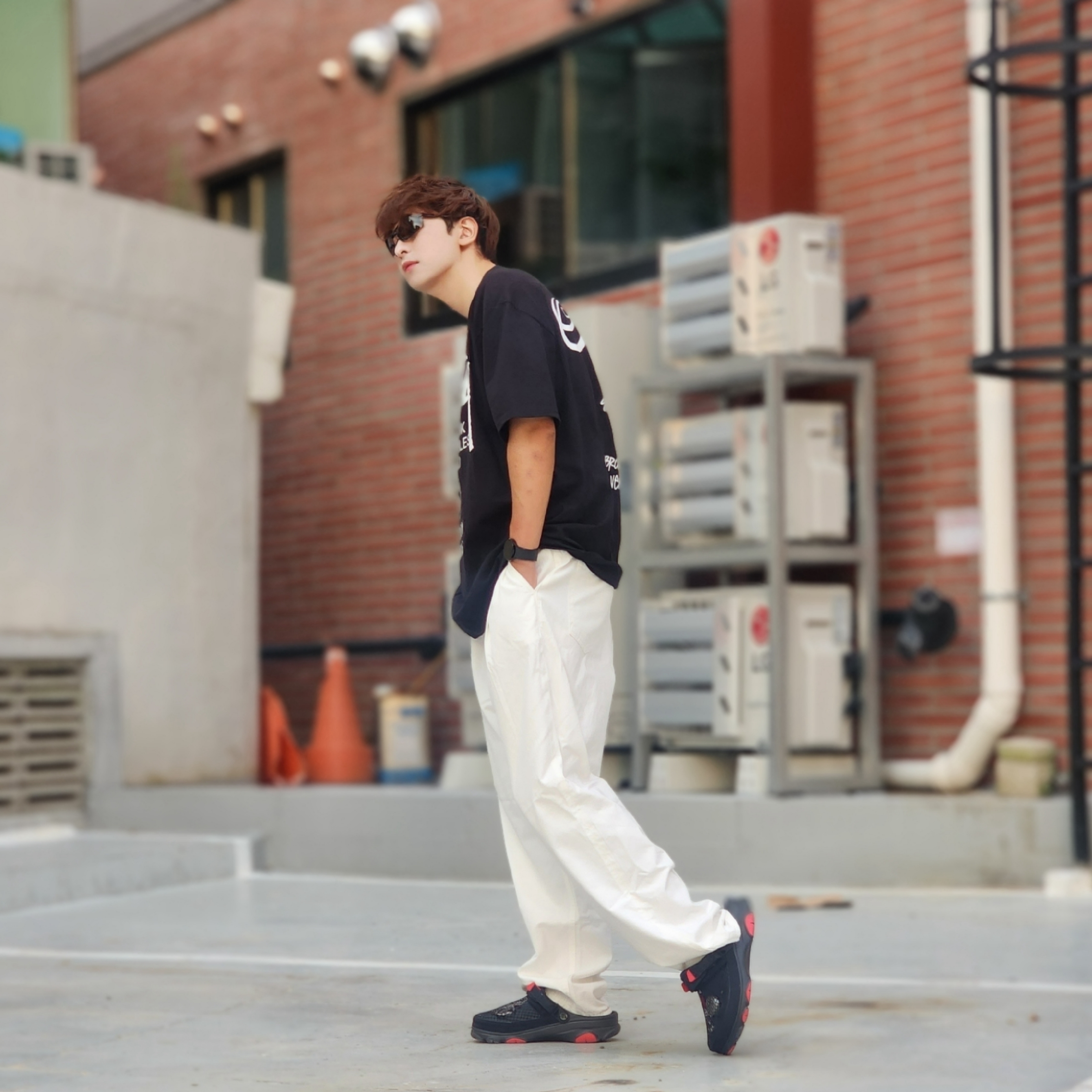 Stussy World Tour T-Shirt Black, Stussy World Tour T-Shirt Black 2023 착용 스타일 - 1